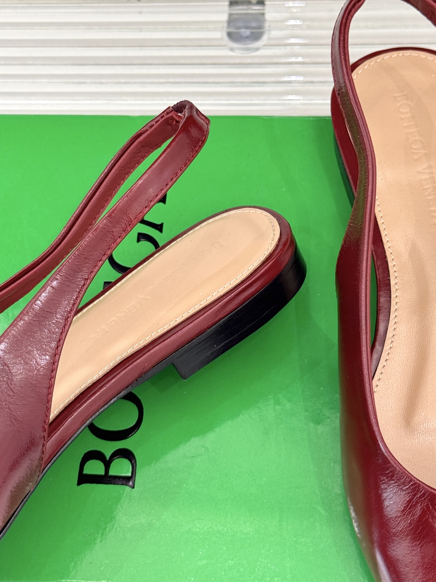 
Bottega Venet*｜BV葆蝶家
25ss新品平底后空凉鞋
设计舒适时尚 让你爱不释手!
既显