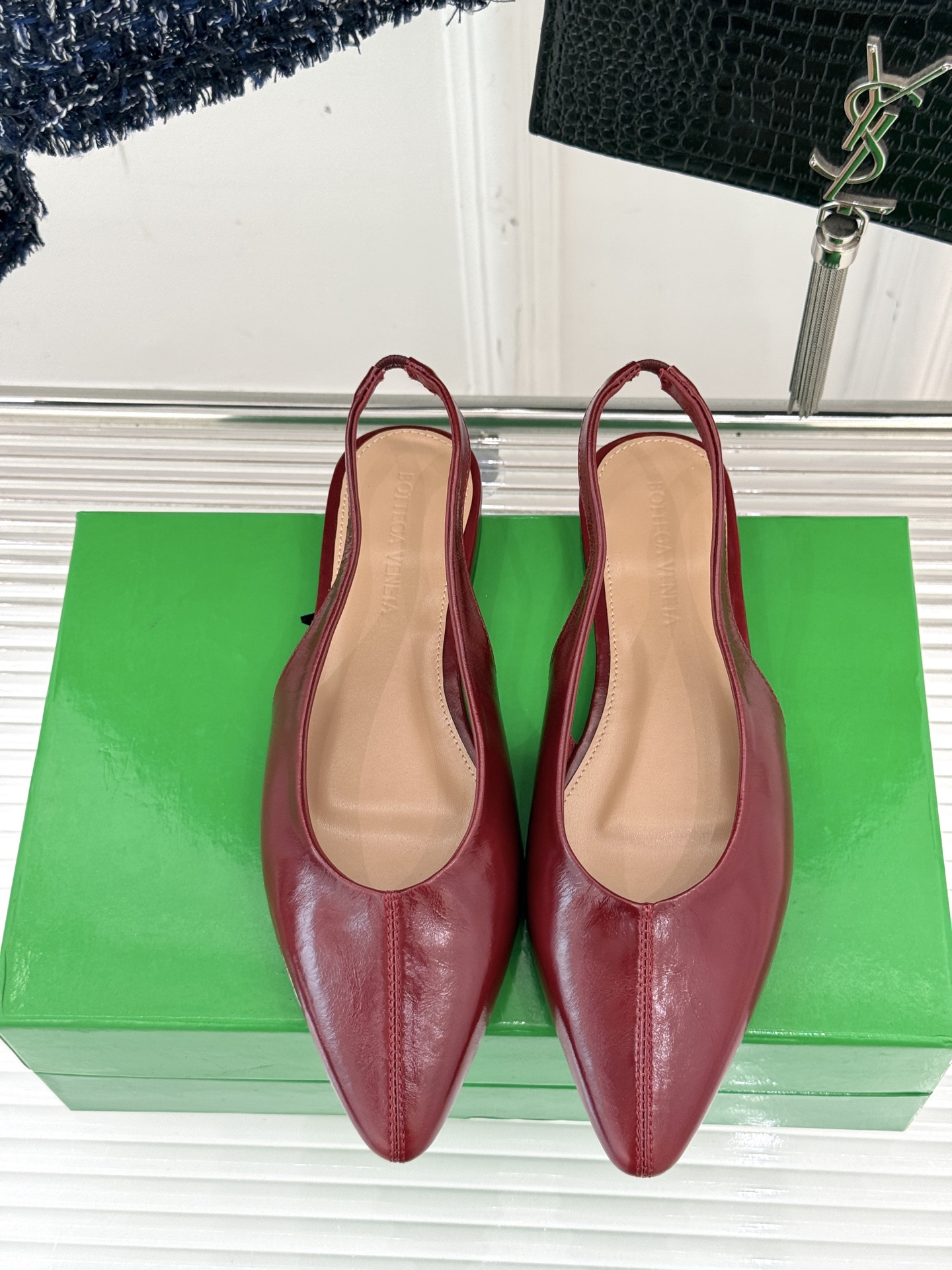 
Bottega Venet*｜BV葆蝶家
25ss新品平底后空凉鞋
设计舒适时尚 让你爱不释手!
既显
