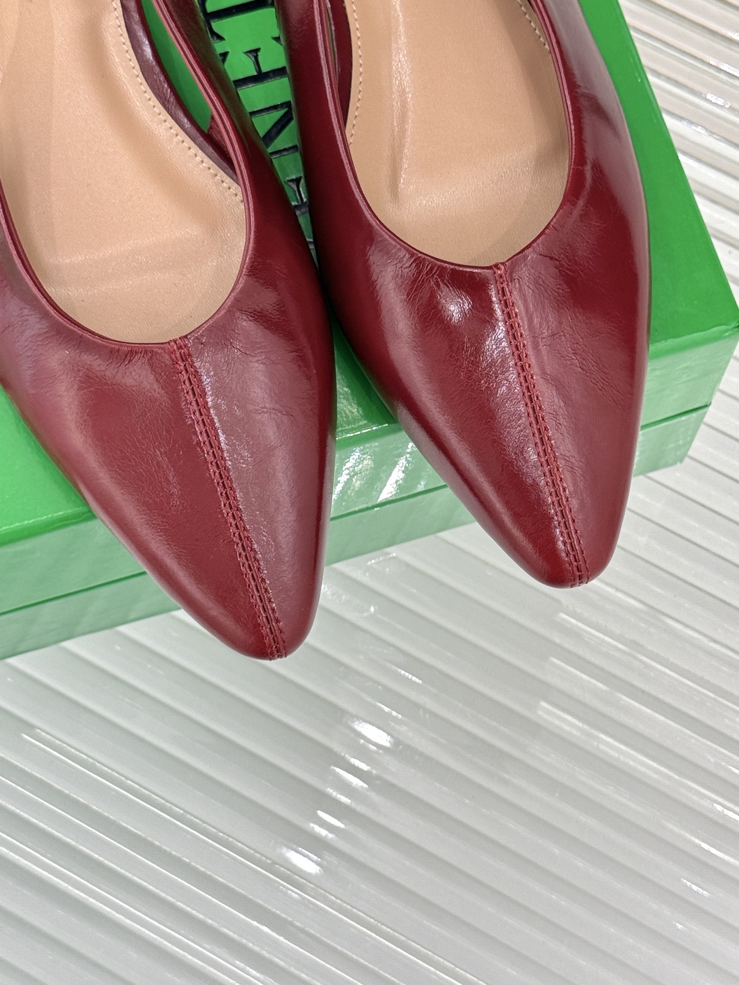 
Bottega Venet*｜BV葆蝶家
25ss新品平底后空凉鞋
设计舒适时尚 让你爱不释手!
既显