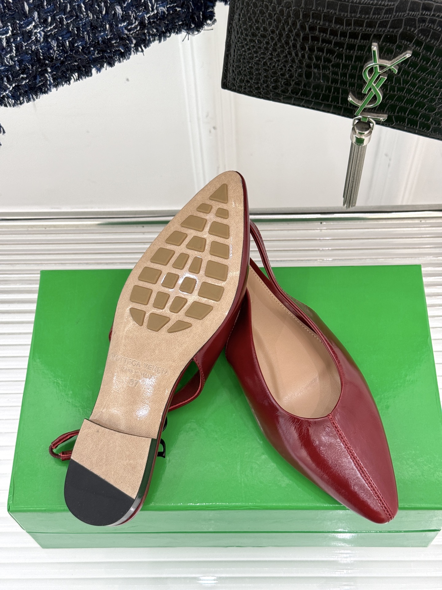 
Bottega Venet*｜BV葆蝶家
25ss新品平底后空凉鞋
设计舒适时尚 让你爱不释手!
既显