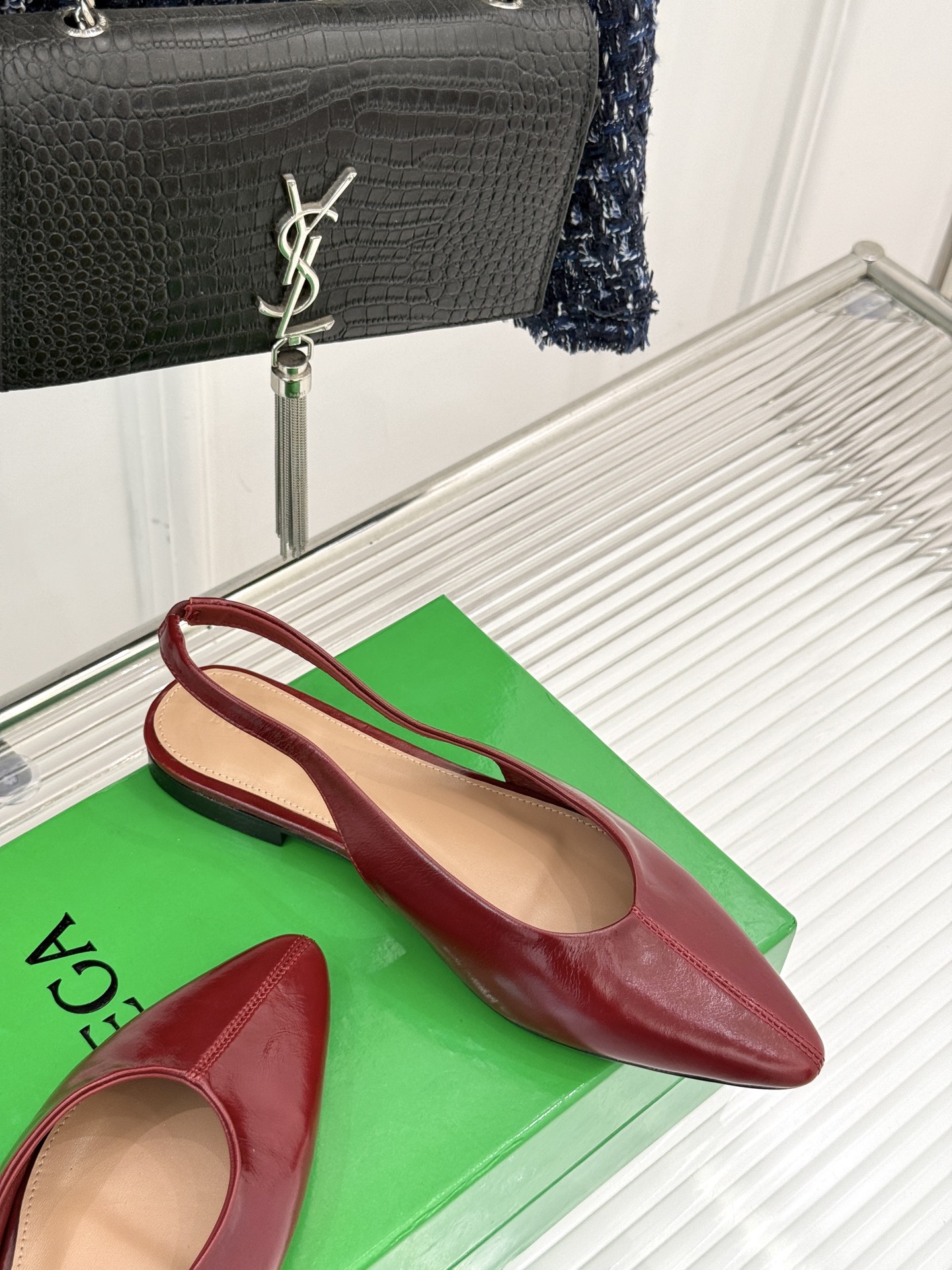
Bottega Venet*｜BV葆蝶家
25ss新品平底后空凉鞋
设计舒适时尚 让你爱不释手!
既显