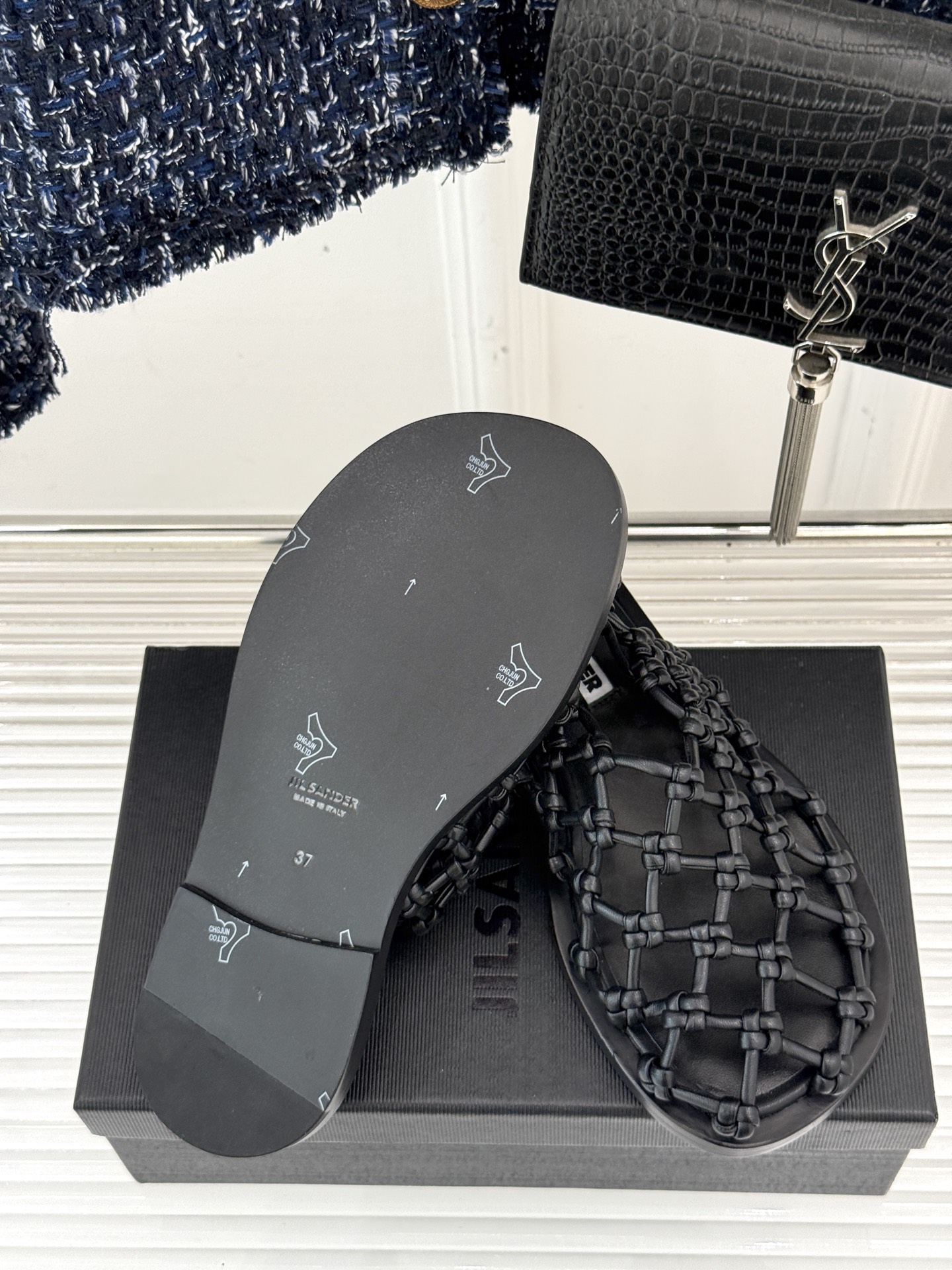 
JilSander/吉尔桑达25WF春夏
渔网编织镂空凉鞋
太佩服设计师这一季的‮计设‬了
一双刻着时