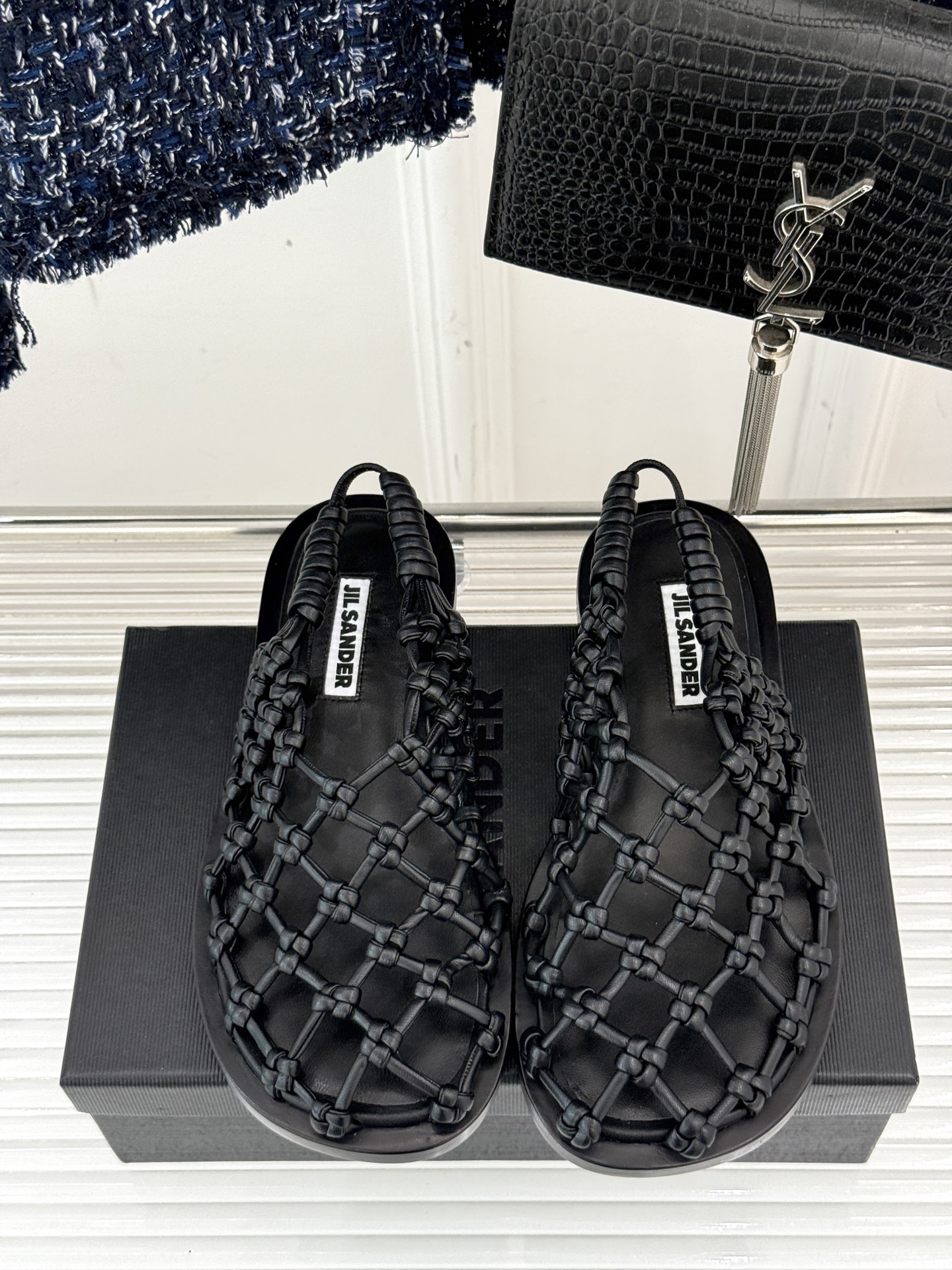 
JilSander/吉尔桑达25WF春夏
渔网编织镂空凉鞋
太佩服设计师这一季的‮计设‬了
一双刻着时
