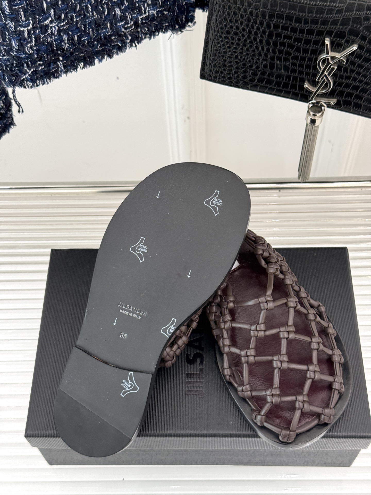 
JilSander/吉尔桑达25WF春夏
渔网编织镂空凉鞋
太佩服设计师这一季的‮计设‬了
一双刻着时