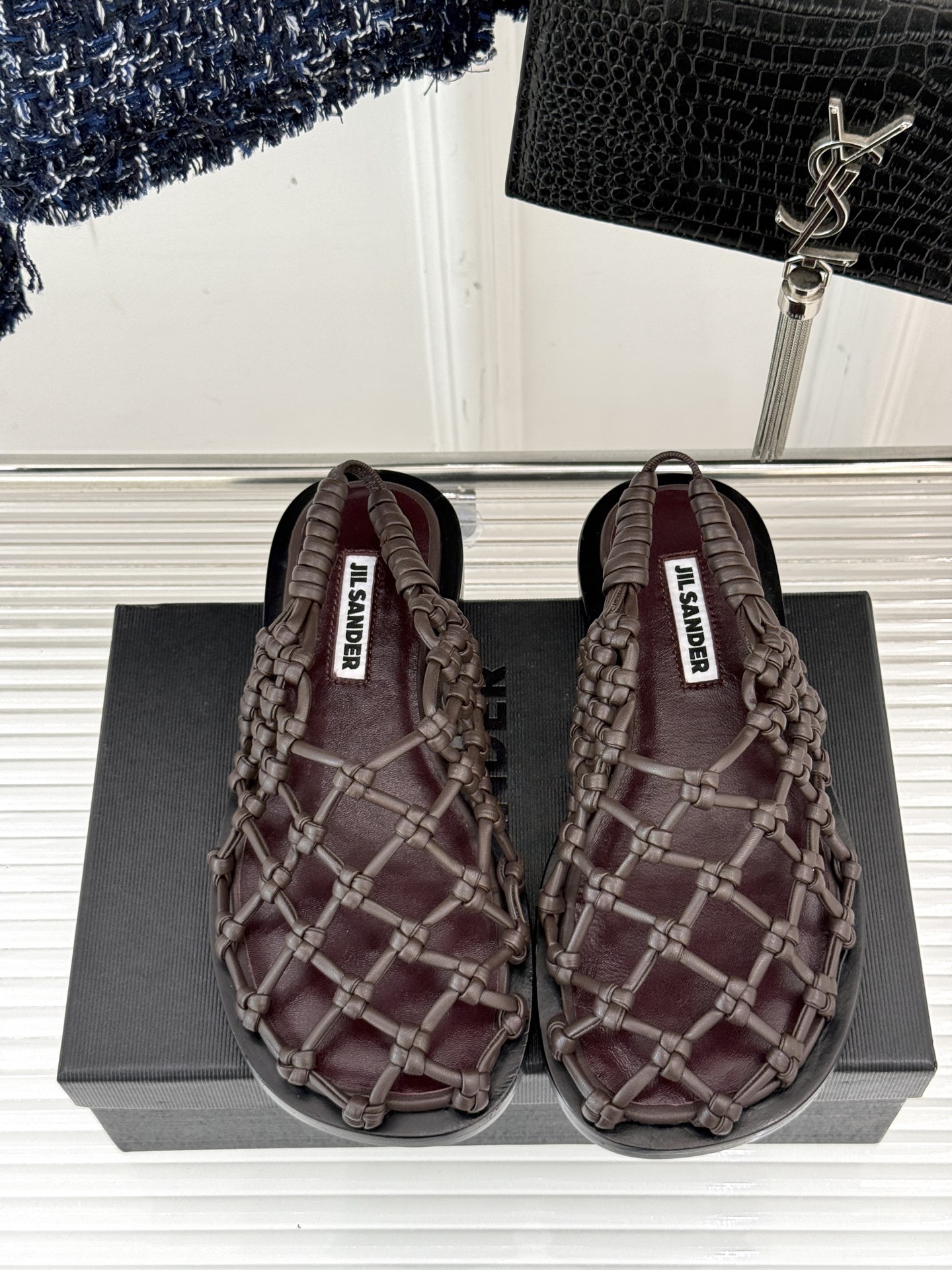 
JilSander/吉尔桑达25WF春夏
渔网编织镂空凉鞋
太佩服设计师这一季的‮计设‬了
一双刻着时
