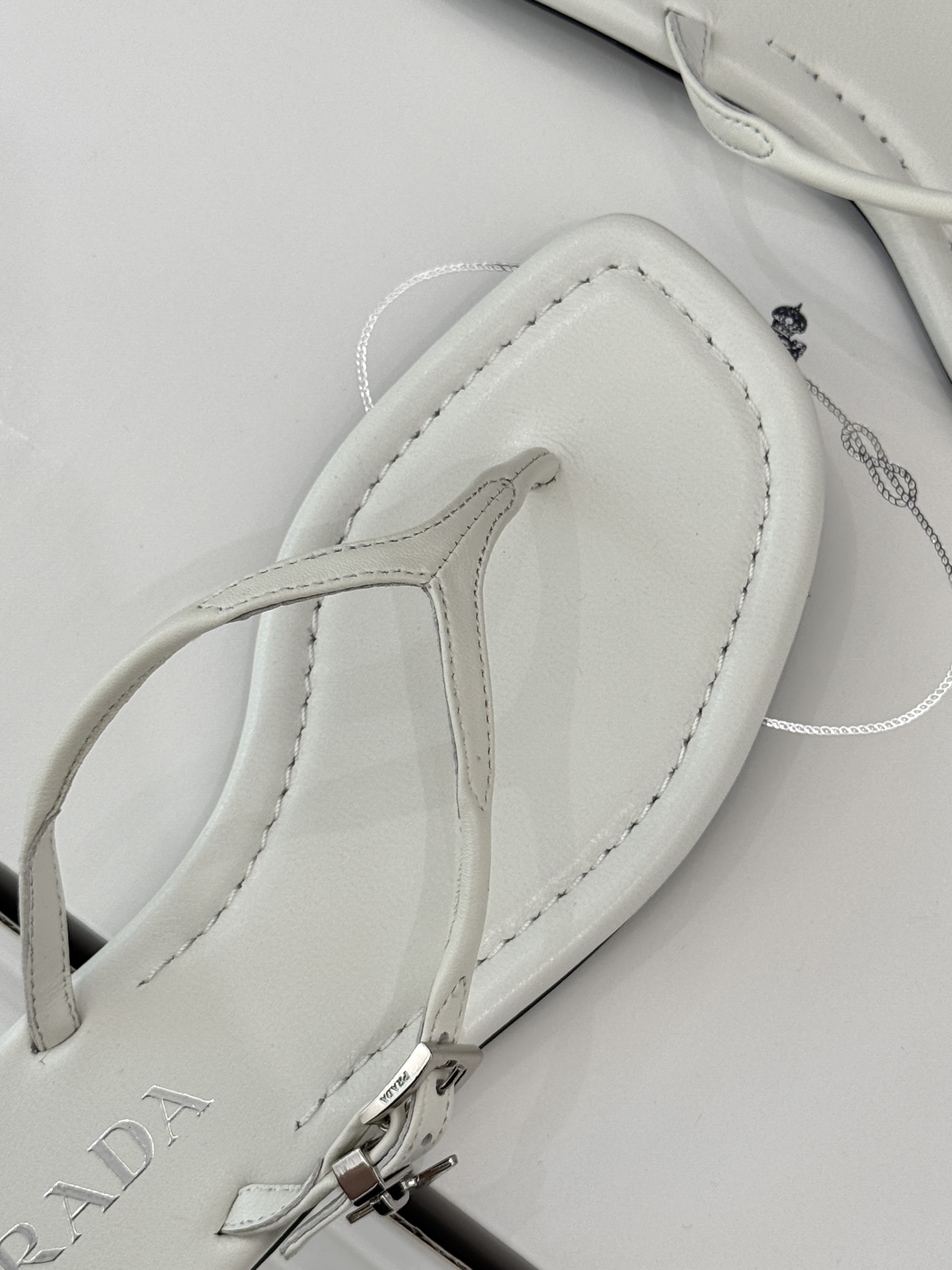 
Prada/普拉达25WF春夏新品
夹脚人字拖鞋
简约即时髦 松弛的高级感
感受夏日感高级穿搭~
面料