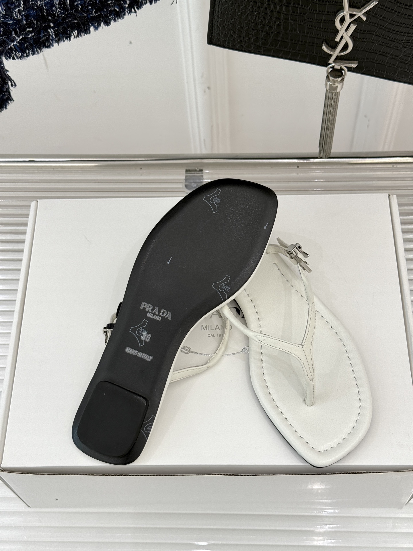 
Prada/普拉达25WF春夏新品
夹脚人字拖鞋
简约即时髦 松弛的高级感
感受夏日感高级穿搭~
面料