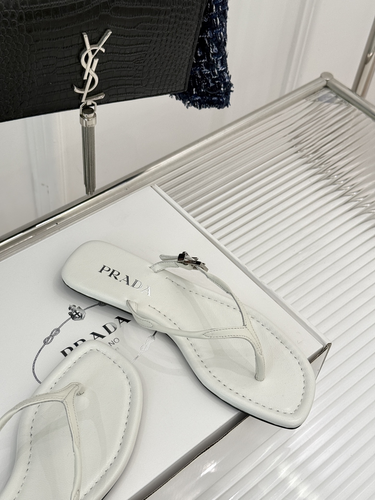 
Prada/普拉达25WF春夏新品
夹脚人字拖鞋
简约即时髦 松弛的高级感
感受夏日感高级穿搭~
面料
