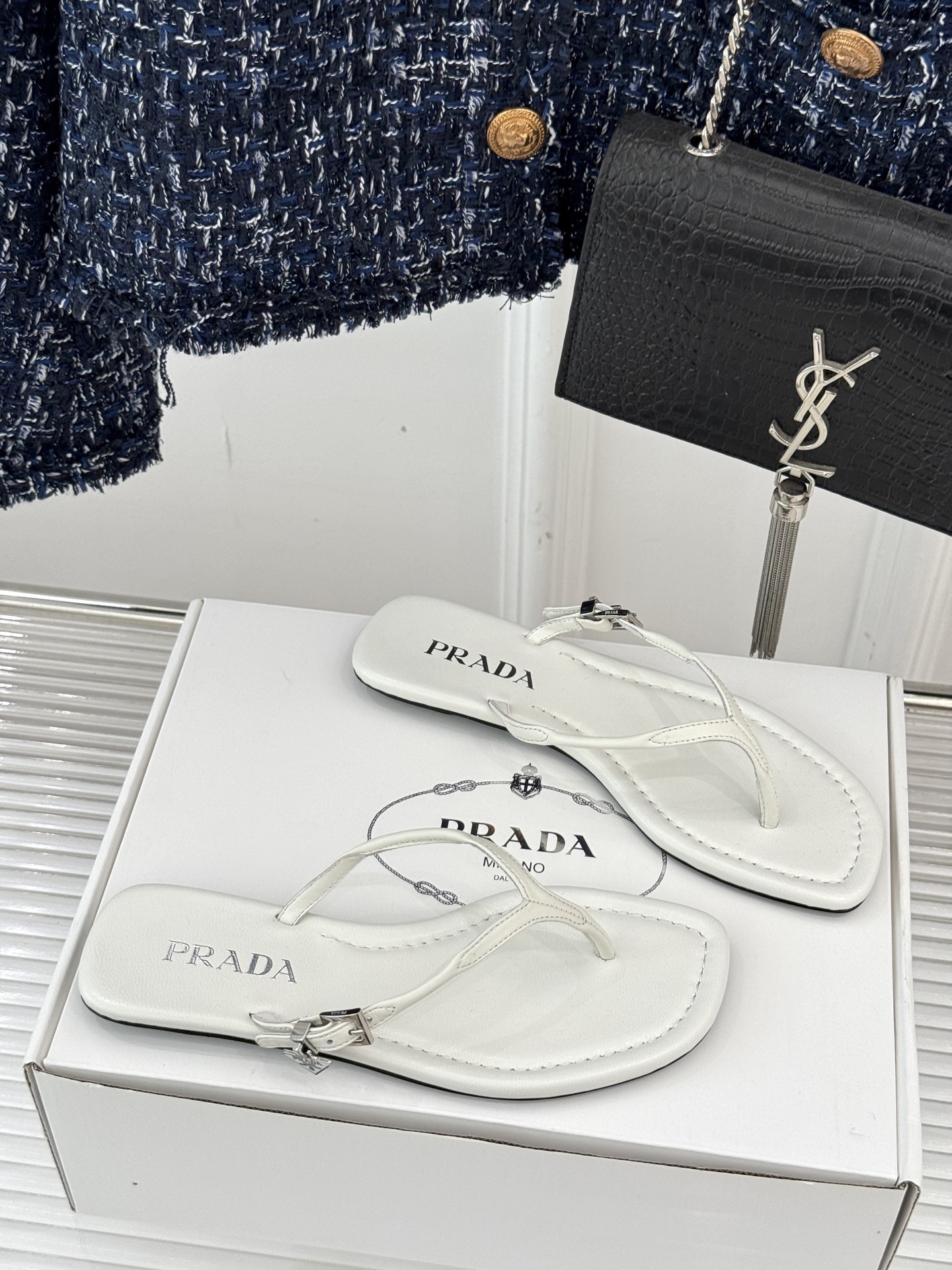 
Prada/普拉达25WF春夏新品
夹脚人字拖鞋
简约即时髦 松弛的高级感
感受夏日感高级穿搭~
面料