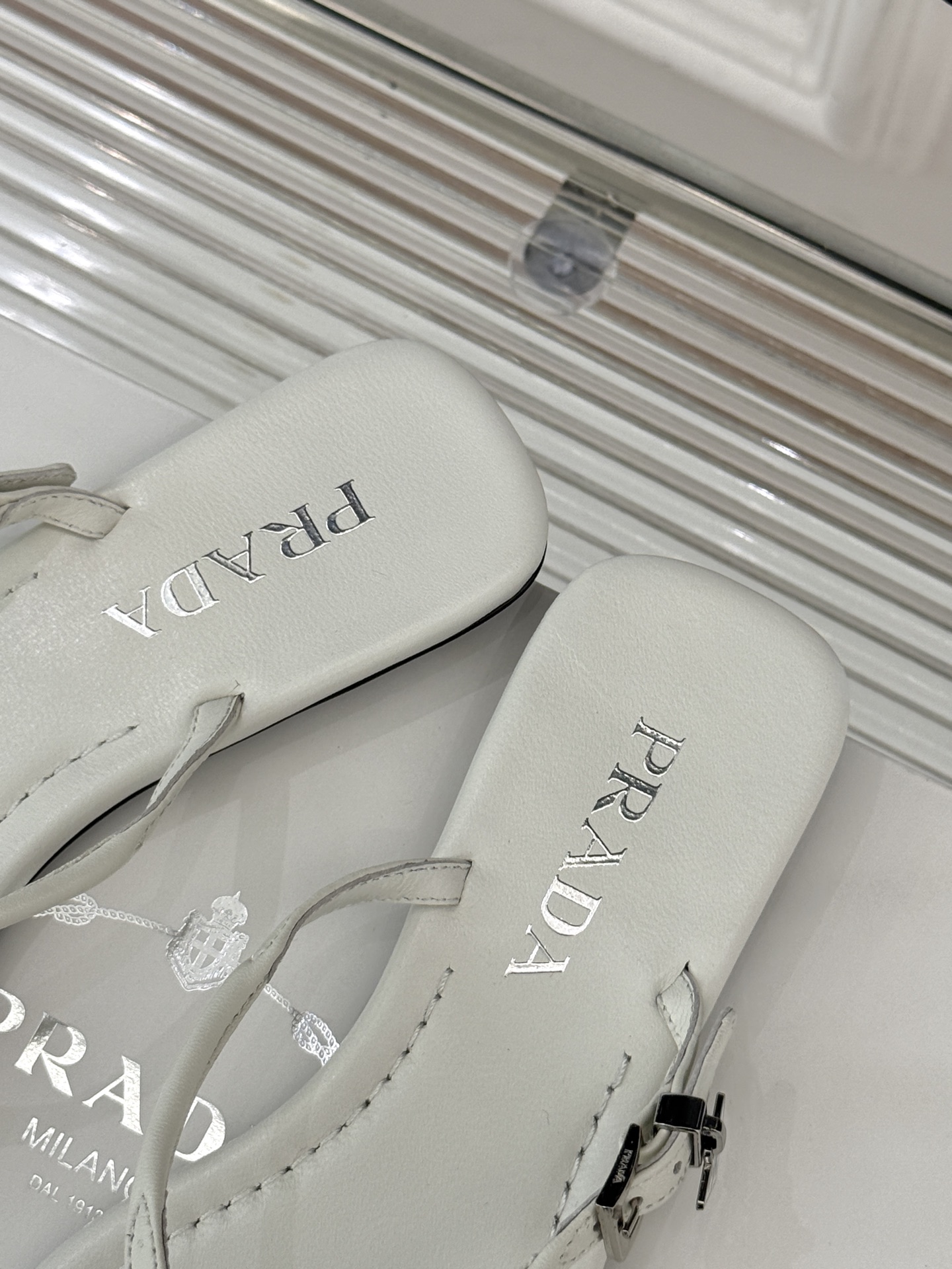 
Prada/普拉达25WF春夏新品
夹脚人字拖鞋
简约即时髦 松弛的高级感
感受夏日感高级穿搭~
面料