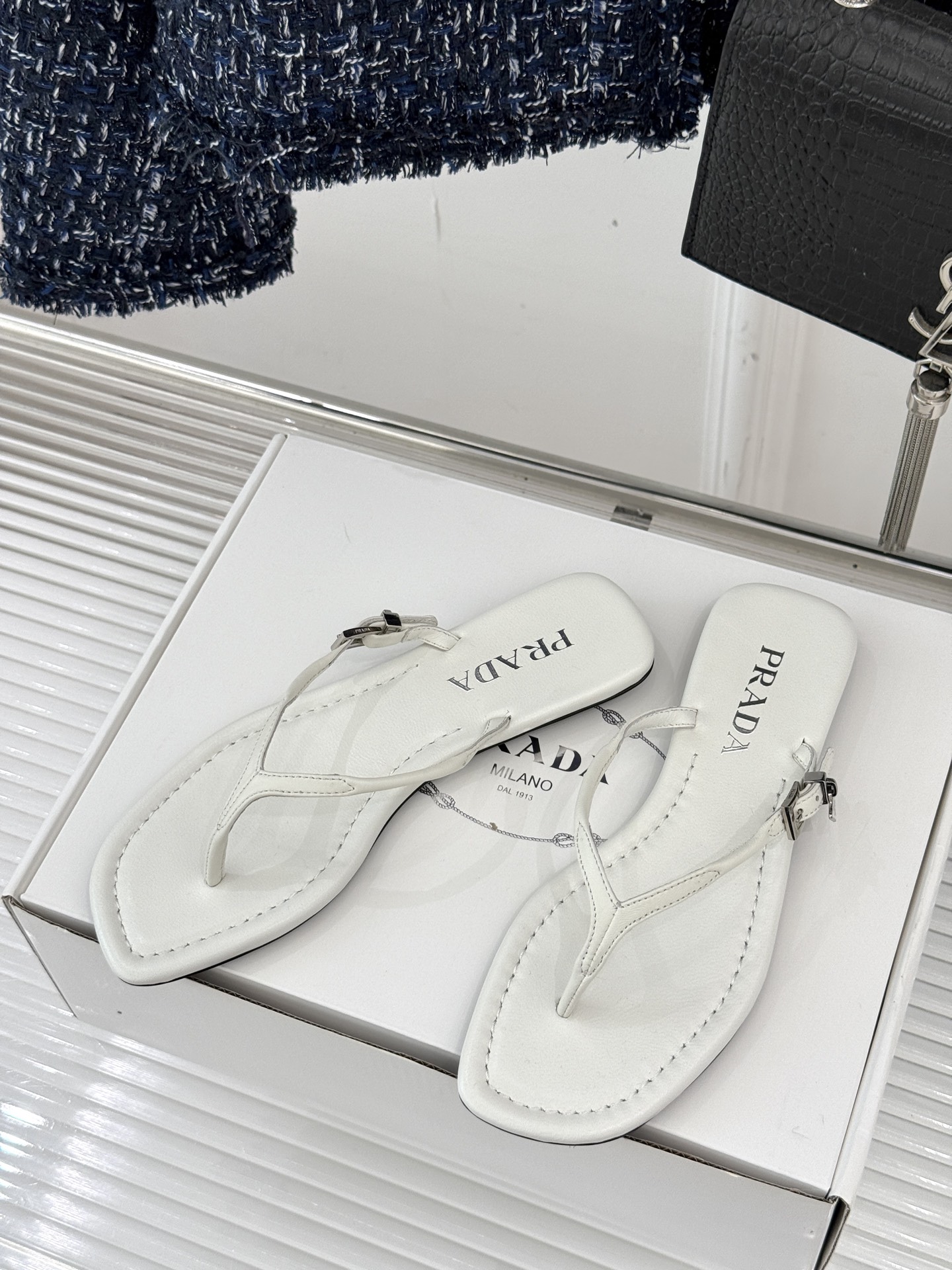 
Prada/普拉达25WF春夏新品
夹脚人字拖鞋
简约即时髦 松弛的高级感
感受夏日感高级穿搭~
面料