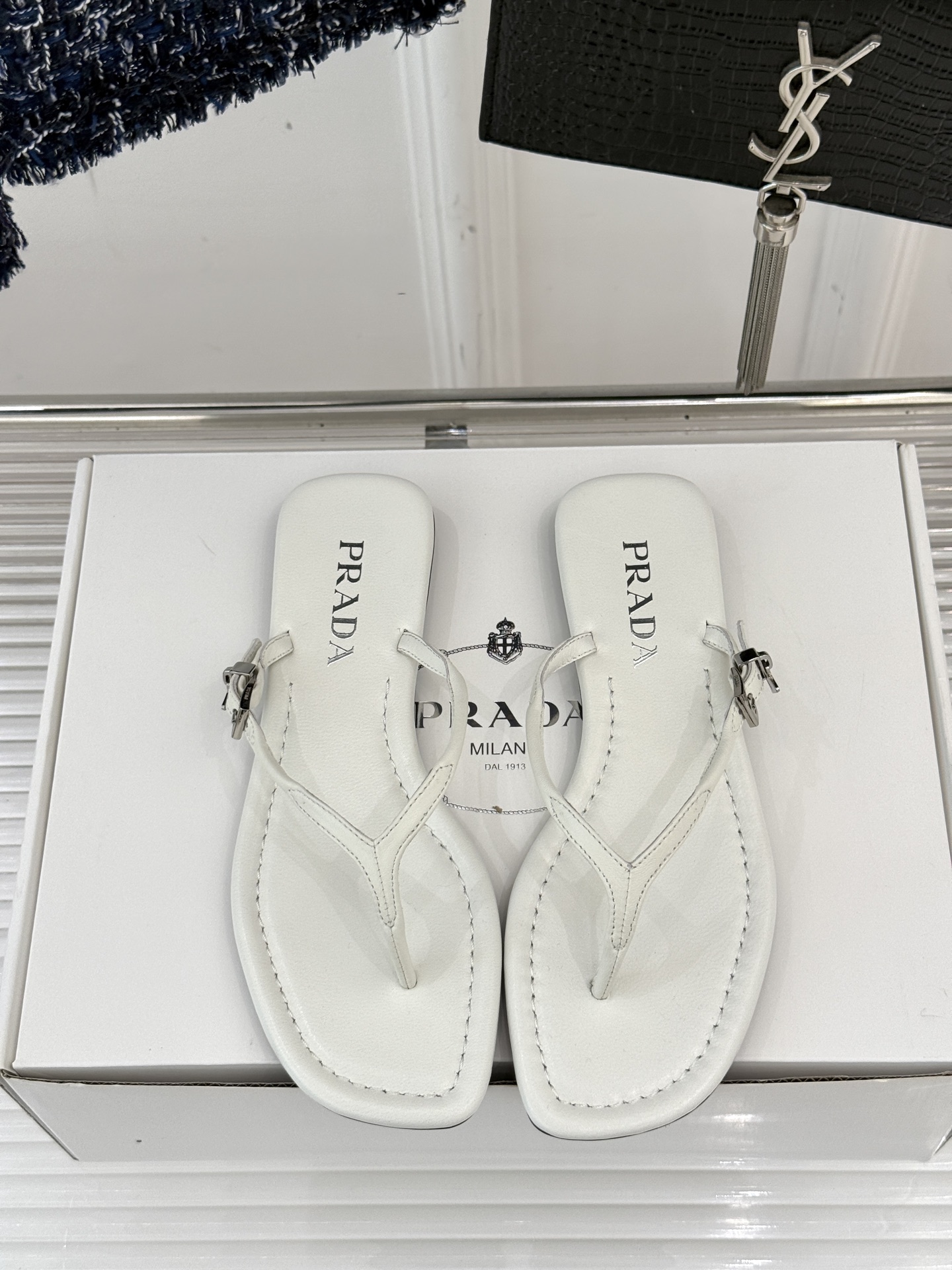 
Prada/普拉达25WF春夏新品
夹脚人字拖鞋
简约即时髦 松弛的高级感
感受夏日感高级穿搭~
面料