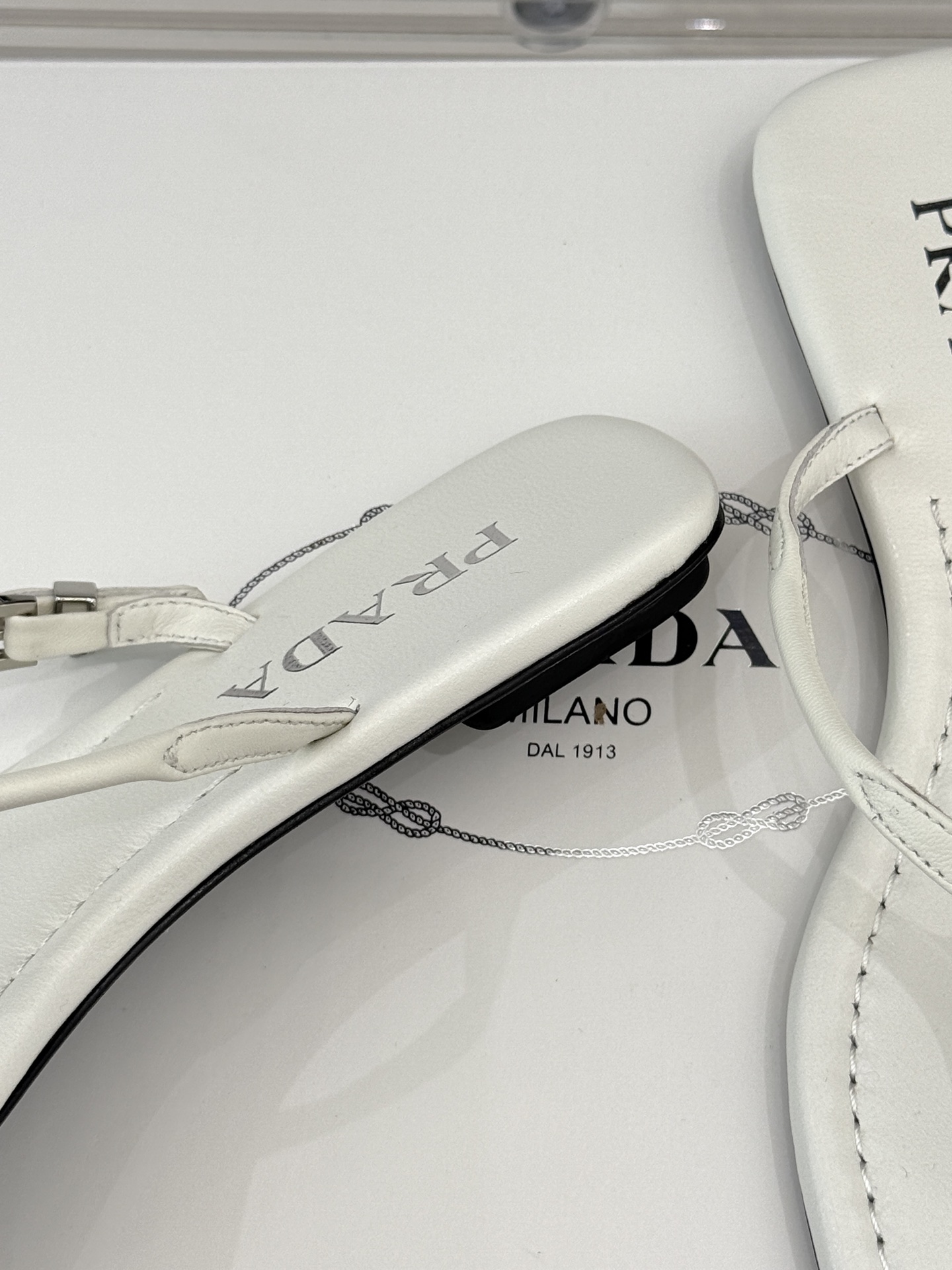 
Prada/普拉达25WF春夏新品
夹脚人字拖鞋
简约即时髦 松弛的高级感
感受夏日感高级穿搭~
面料