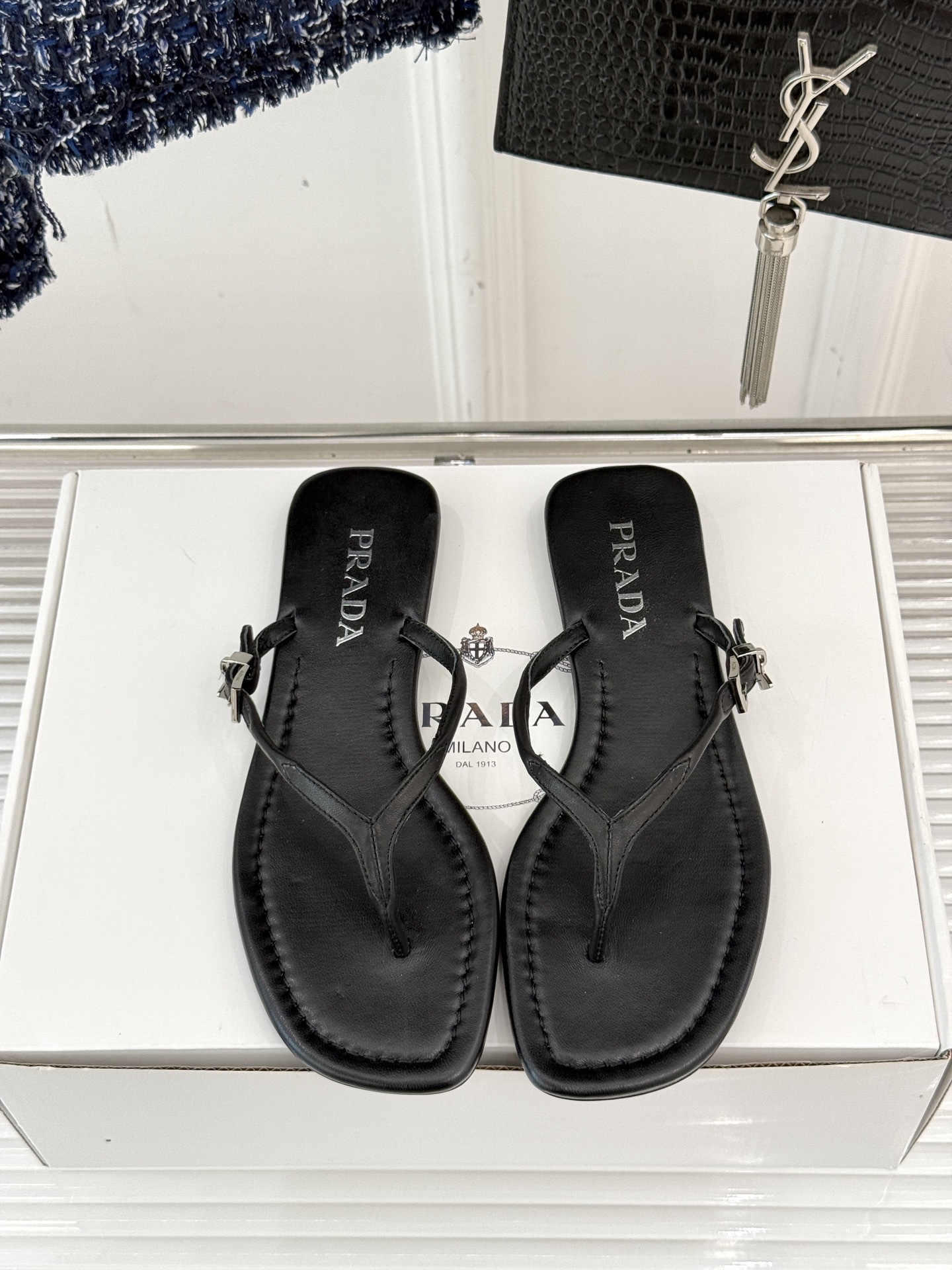 
Prada/普拉达25WF春夏新品
夹脚人字拖鞋
简约即时髦 松弛的高级感
感受夏日感高级穿搭~
面料
