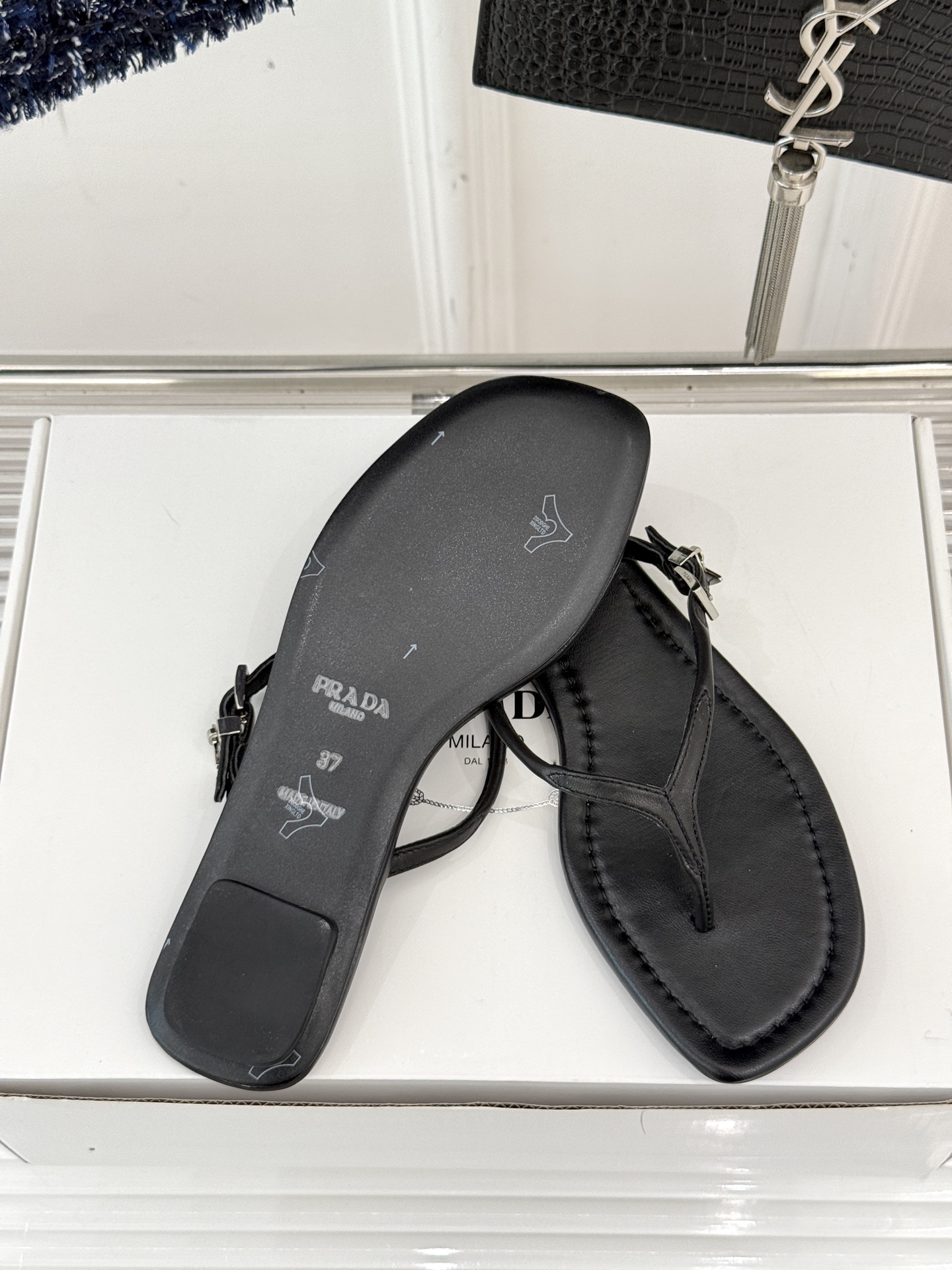 
Prada/普拉达25WF春夏新品
夹脚人字拖鞋
简约即时髦 松弛的高级感
感受夏日感高级穿搭~
面料