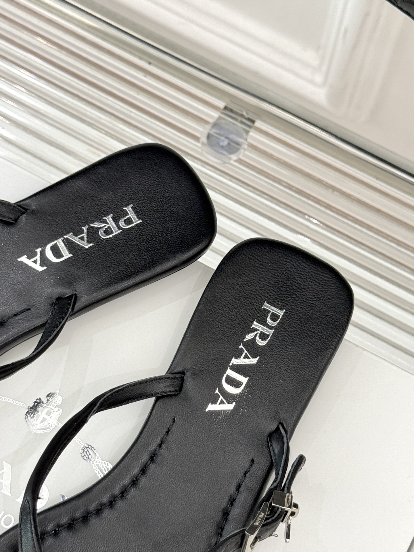 
Prada/普拉达25WF春夏新品
夹脚人字拖鞋
简约即时髦 松弛的高级感
感受夏日感高级穿搭~
面料