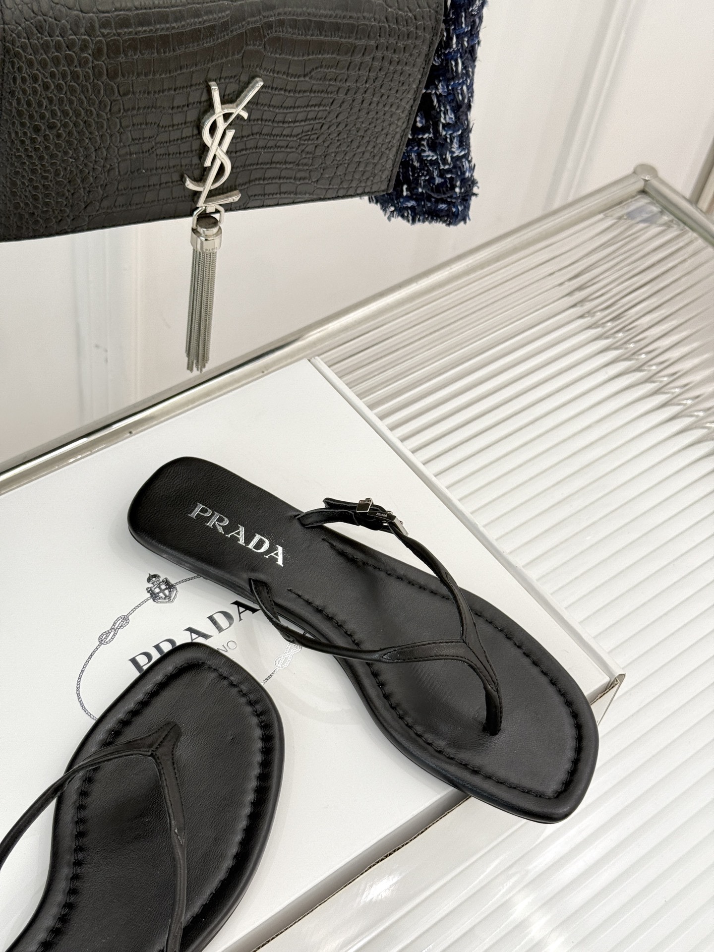 
Prada/普拉达25WF春夏新品
夹脚人字拖鞋
简约即时髦 松弛的高级感
感受夏日感高级穿搭~
面料