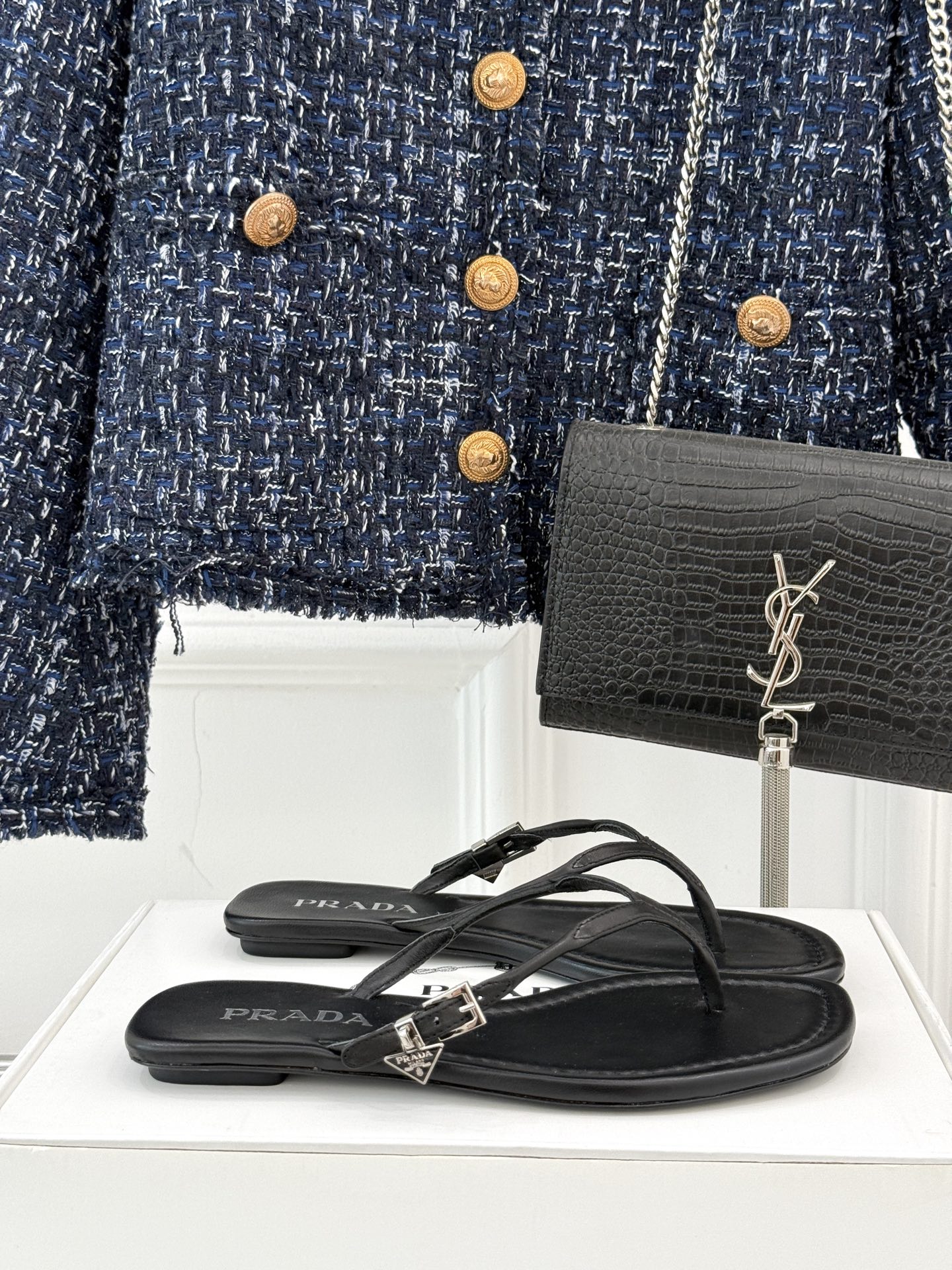 
Prada/普拉达25WF春夏新品
夹脚人字拖鞋
简约即时髦 松弛的高级感
感受夏日感高级穿搭~
面料