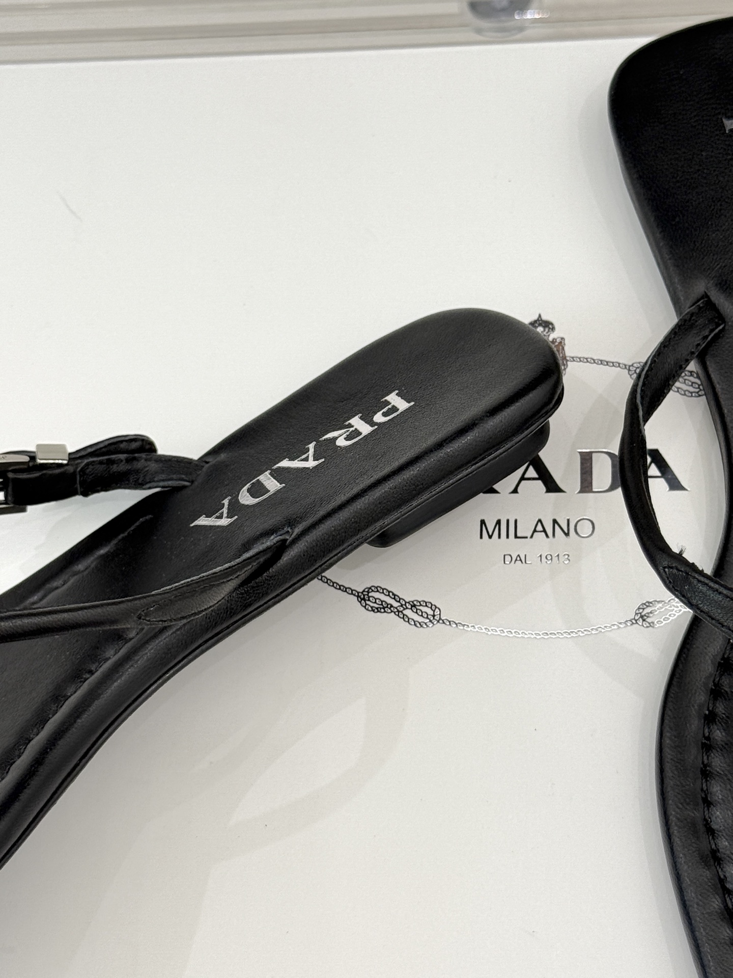 
Prada/普拉达25WF春夏新品
夹脚人字拖鞋
简约即时髦 松弛的高级感
感受夏日感高级穿搭~
面料