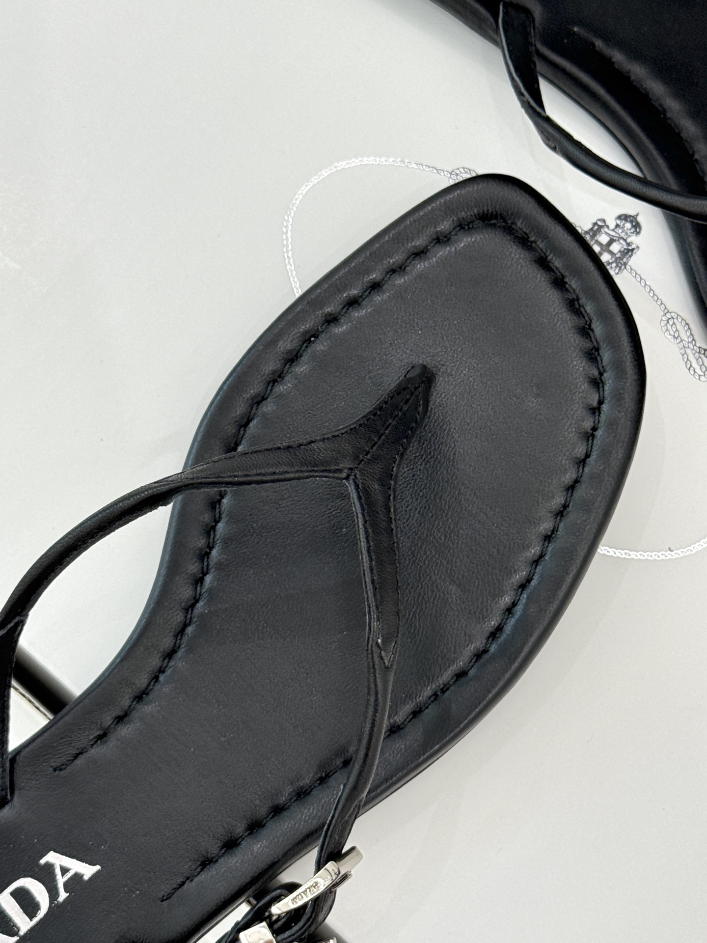 
Prada/普拉达25WF春夏新品
夹脚人字拖鞋
简约即时髦 松弛的高级感
感受夏日感高级穿搭~
面料