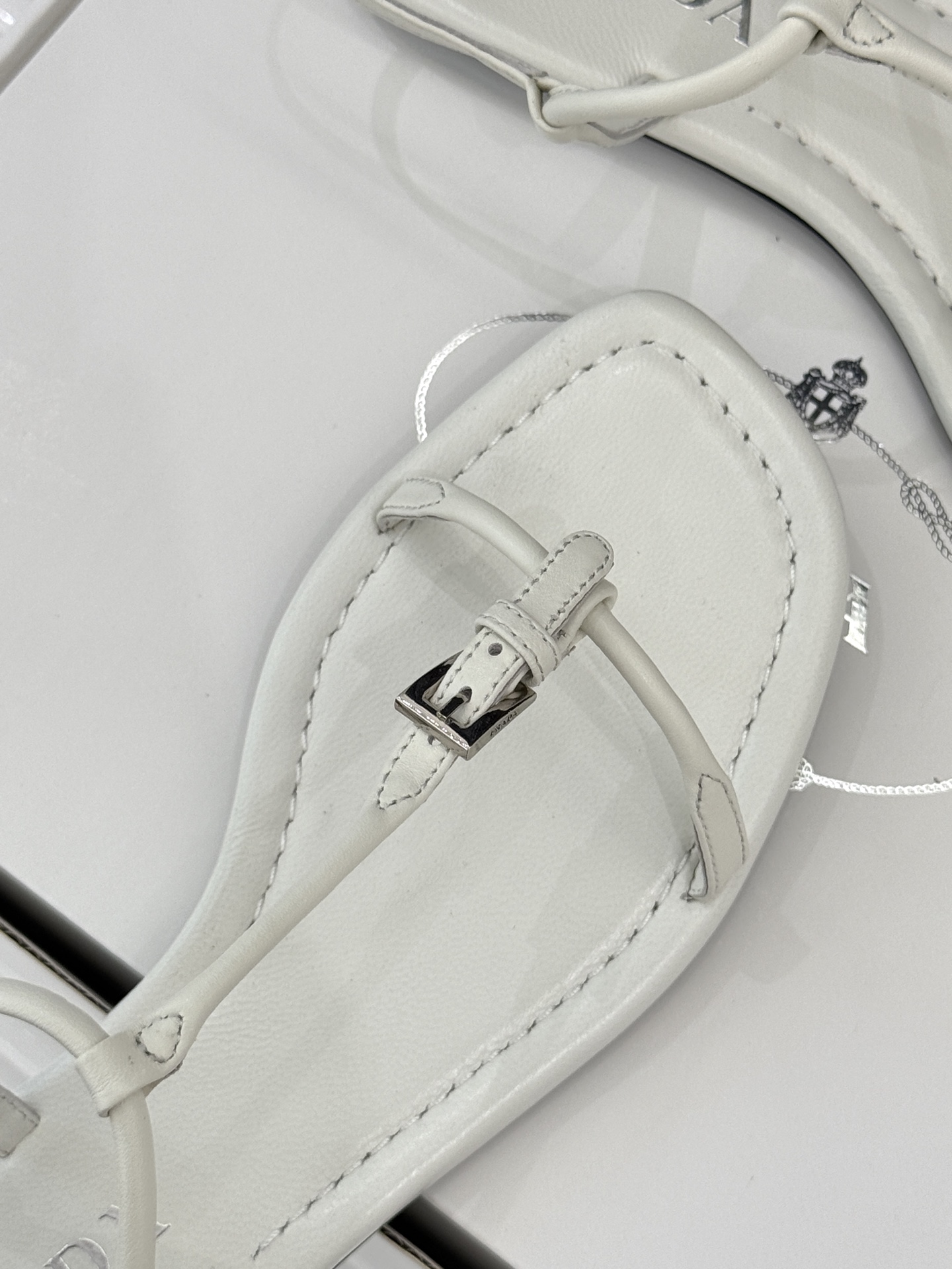 
Prada/普拉达25WF春夏新品
一字带平底凉鞋
简约即时髦 松弛的高级感
感受夏日感高级穿搭~
面