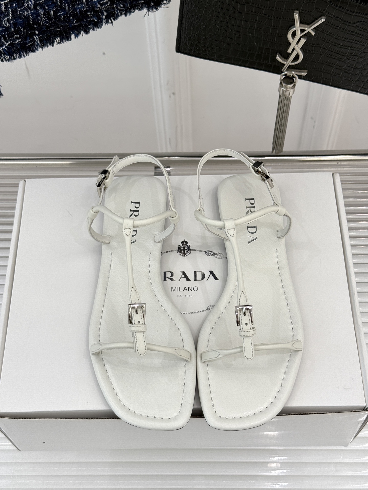 
Prada/普拉达25WF春夏新品
一字带平底凉鞋
简约即时髦 松弛的高级感
感受夏日感高级穿搭~
面