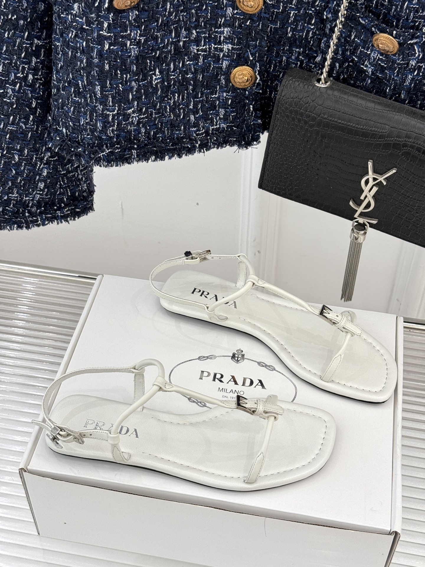 
Prada/普拉达25WF春夏新品
一字带平底凉鞋
简约即时髦 松弛的高级感
感受夏日感高级穿搭~
面