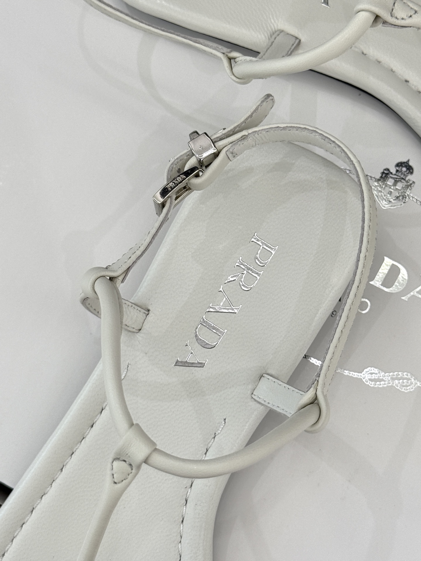 
Prada/普拉达25WF春夏新品
一字带平底凉鞋
简约即时髦 松弛的高级感
感受夏日感高级穿搭~
面