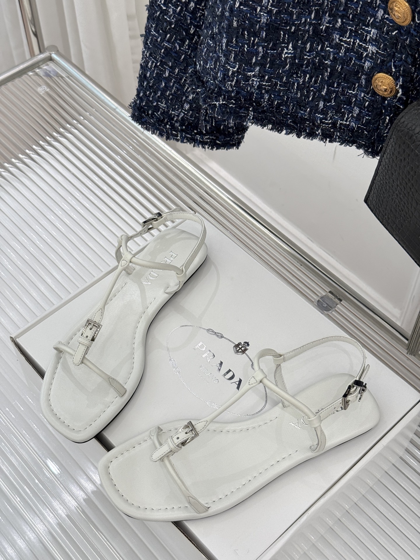 
Prada/普拉达25WF春夏新品
一字带平底凉鞋
简约即时髦 松弛的高级感
感受夏日感高级穿搭~
面