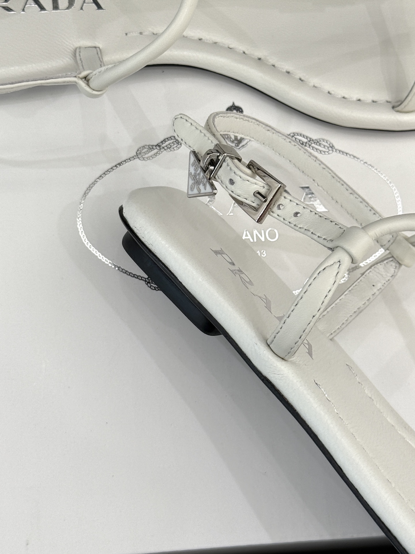 
Prada/普拉达25WF春夏新品
一字带平底凉鞋
简约即时髦 松弛的高级感
感受夏日感高级穿搭~
面