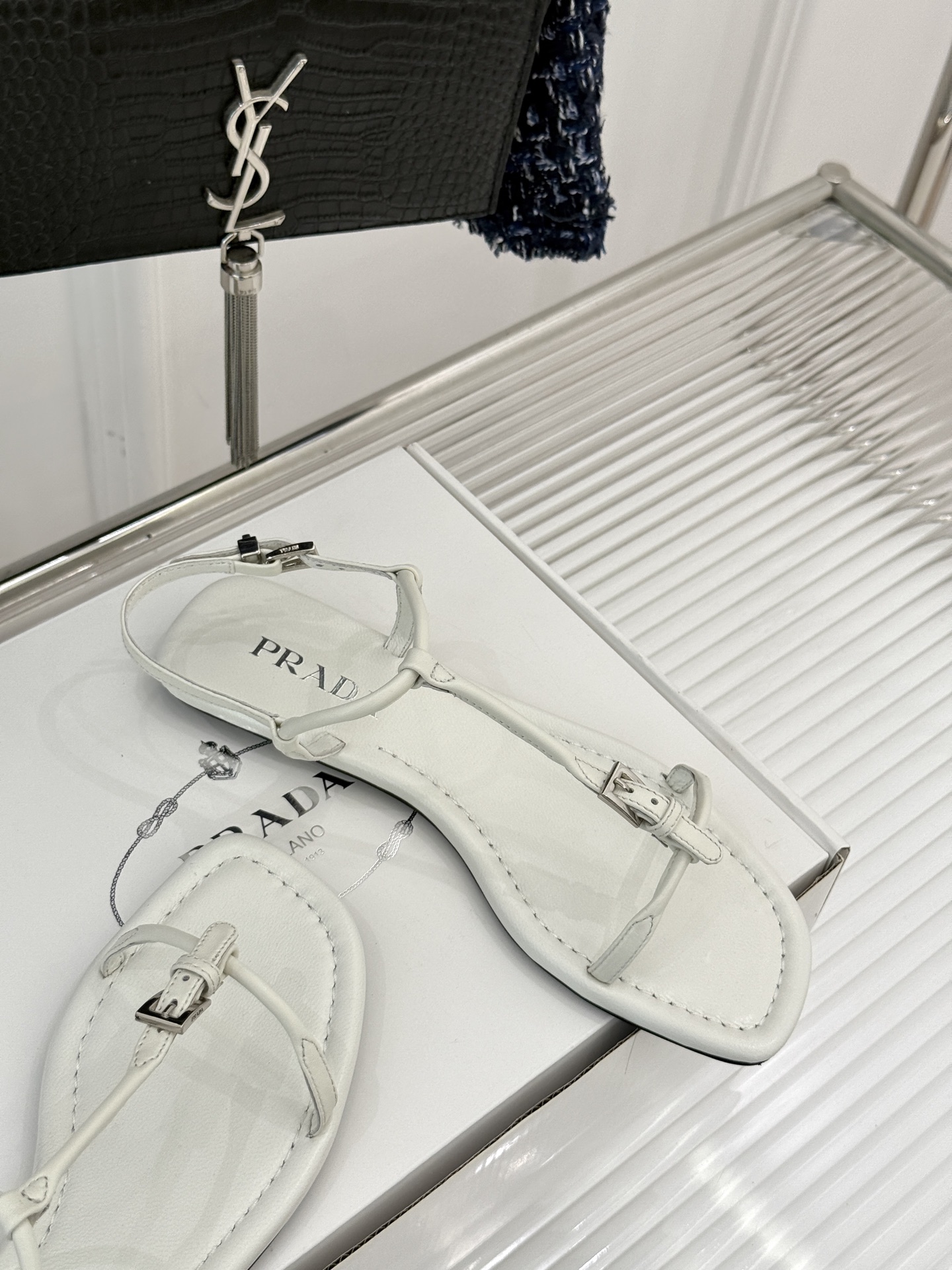 
Prada/普拉达25WF春夏新品
一字带平底凉鞋
简约即时髦 松弛的高级感
感受夏日感高级穿搭~
面