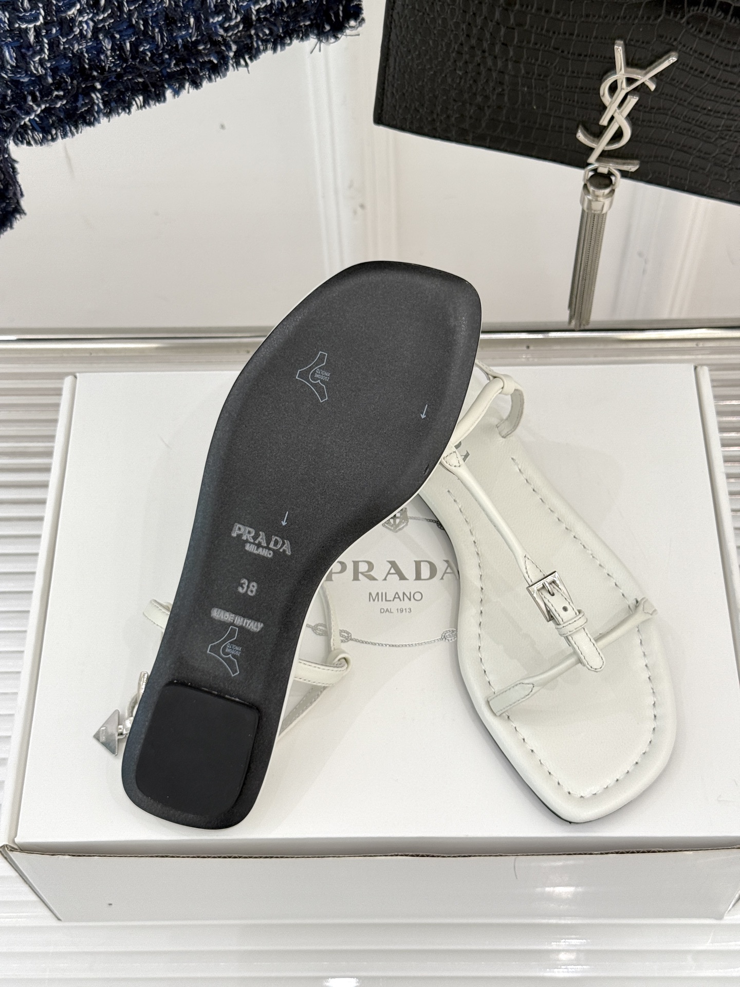 
Prada/普拉达25WF春夏新品
一字带平底凉鞋
简约即时髦 松弛的高级感
感受夏日感高级穿搭~
面