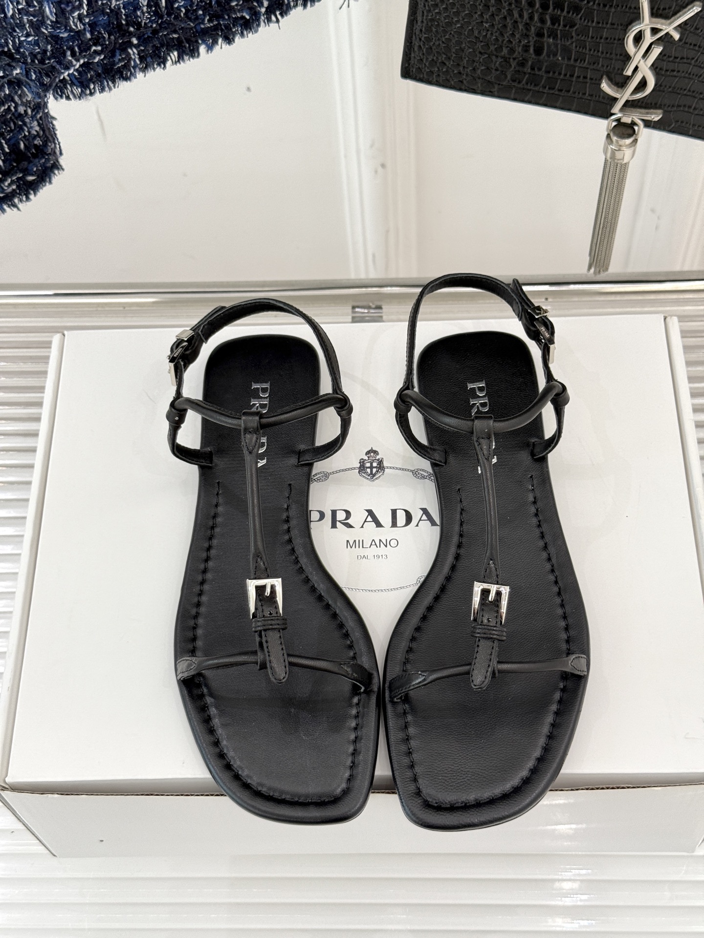 
Prada/普拉达25WF春夏新品
一字带平底凉鞋
简约即时髦 松弛的高级感
感受夏日感高级穿搭~
面