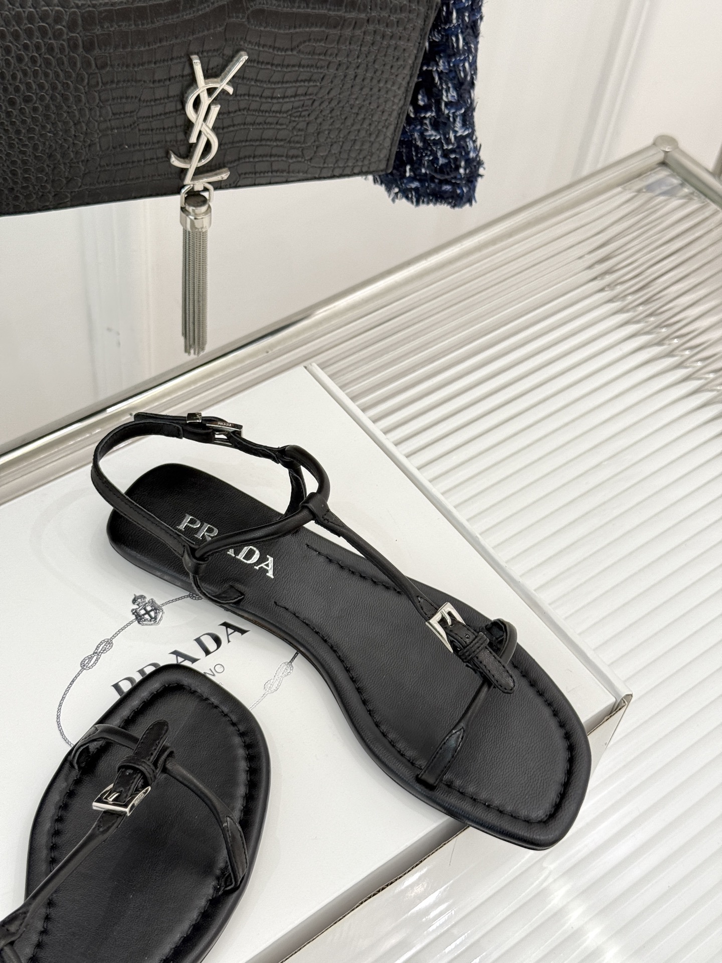 
Prada/普拉达25WF春夏新品
一字带平底凉鞋
简约即时髦 松弛的高级感
感受夏日感高级穿搭~
面