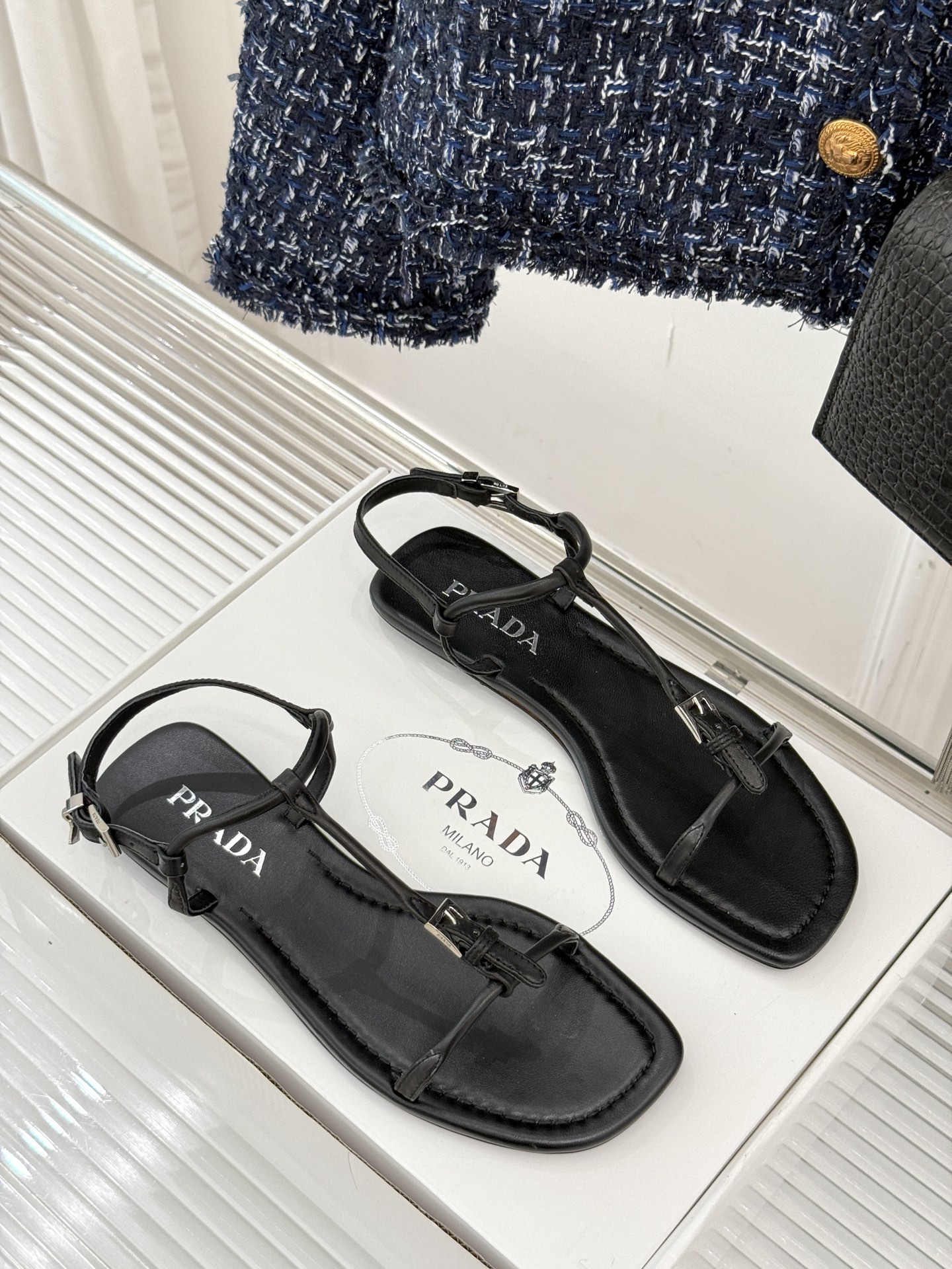 
Prada/普拉达25WF春夏新品
一字带平底凉鞋
简约即时髦 松弛的高级感
感受夏日感高级穿搭~
面