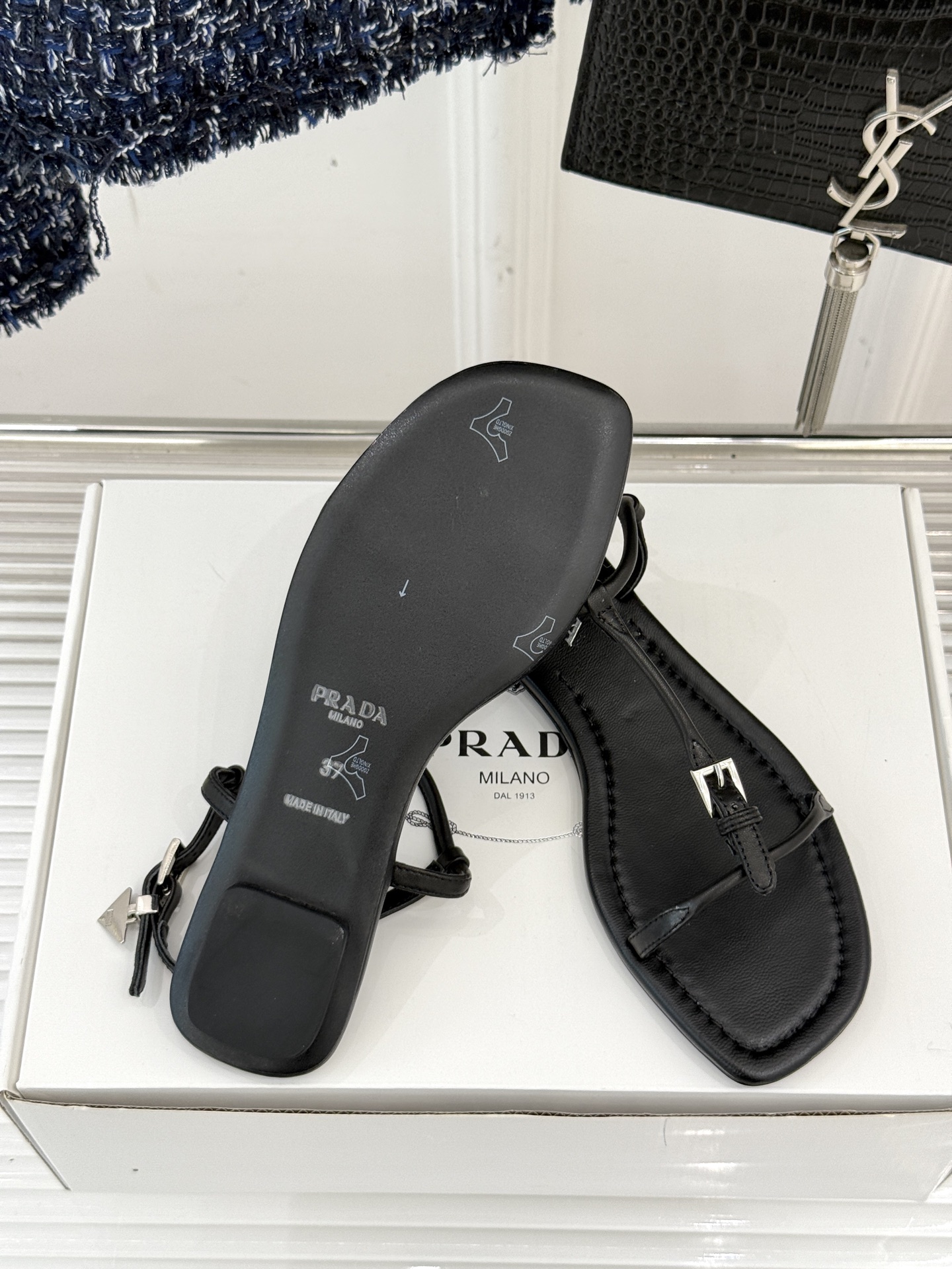 
Prada/普拉达25WF春夏新品
一字带平底凉鞋
简约即时髦 松弛的高级感
感受夏日感高级穿搭~
面