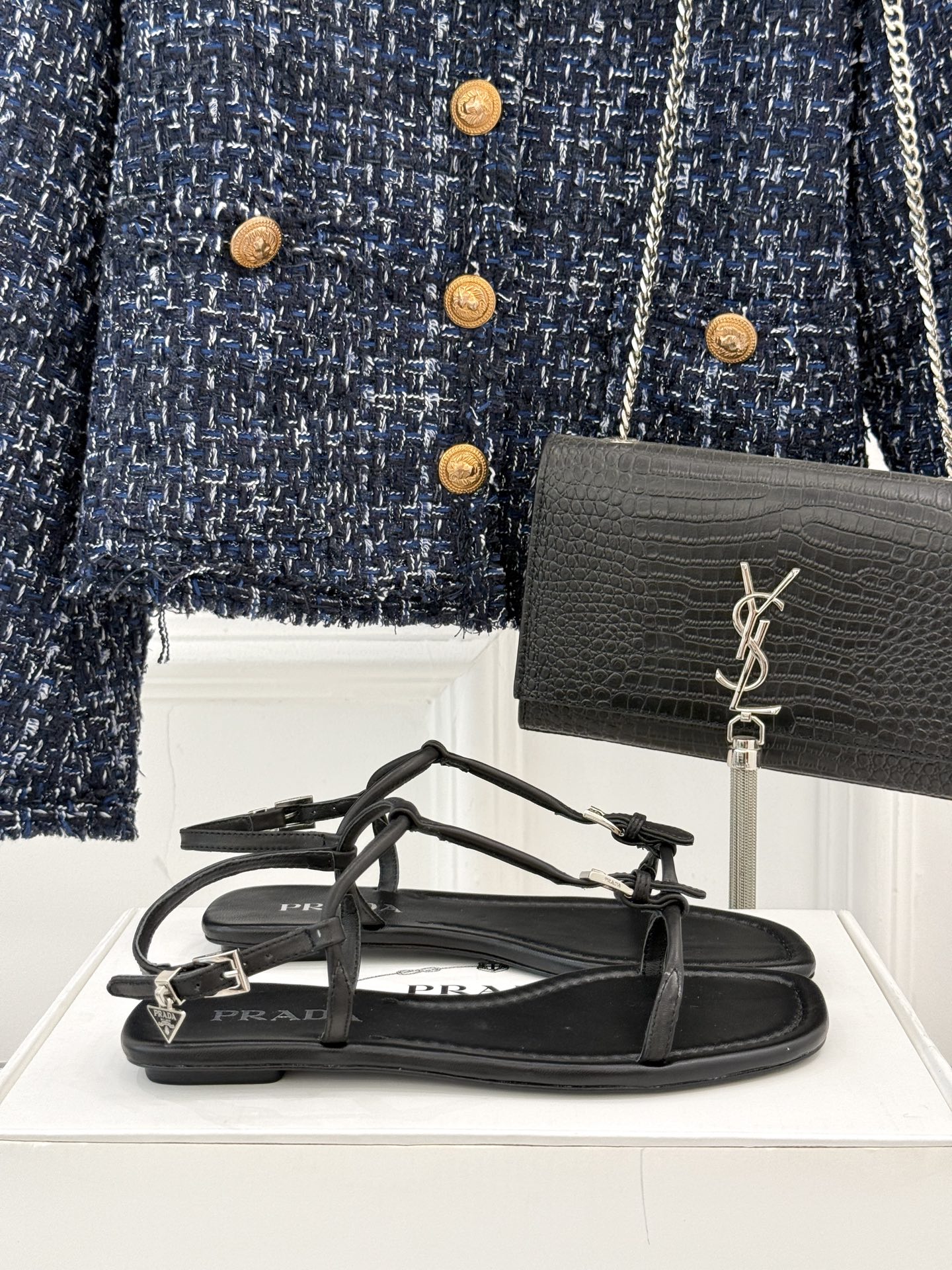 
Prada/普拉达25WF春夏新品
一字带平底凉鞋
简约即时髦 松弛的高级感
感受夏日感高级穿搭~
面