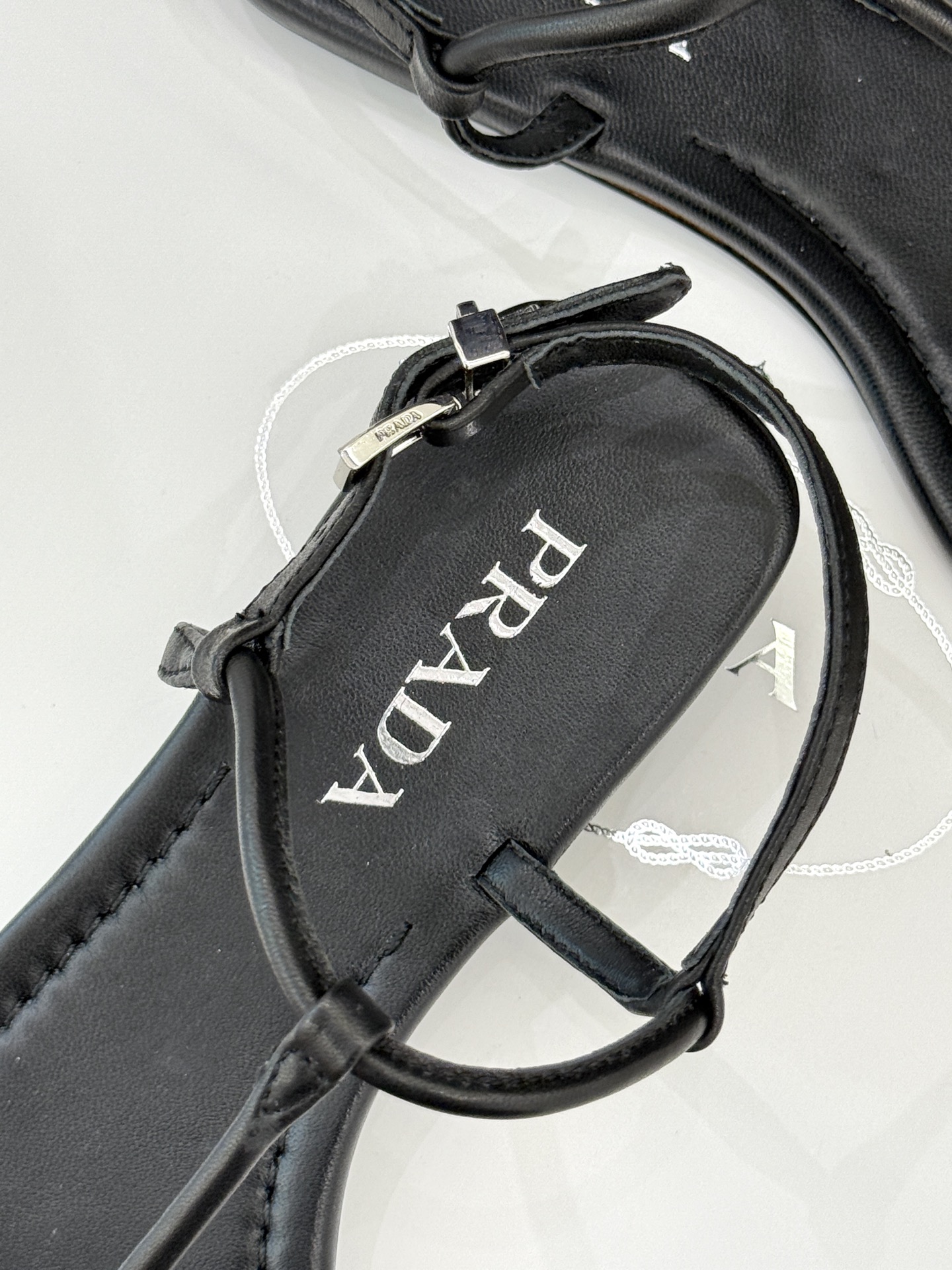 
Prada/普拉达25WF春夏新品
一字带平底凉鞋
简约即时髦 松弛的高级感
感受夏日感高级穿搭~
面