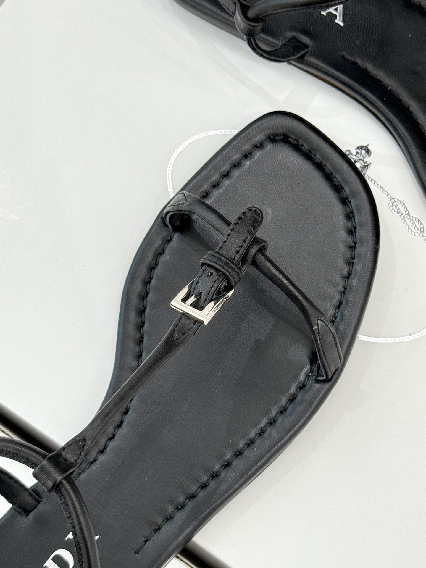 
Prada/普拉达25WF春夏新品
一字带平底凉鞋
简约即时髦 松弛的高级感
感受夏日感高级穿搭~
面