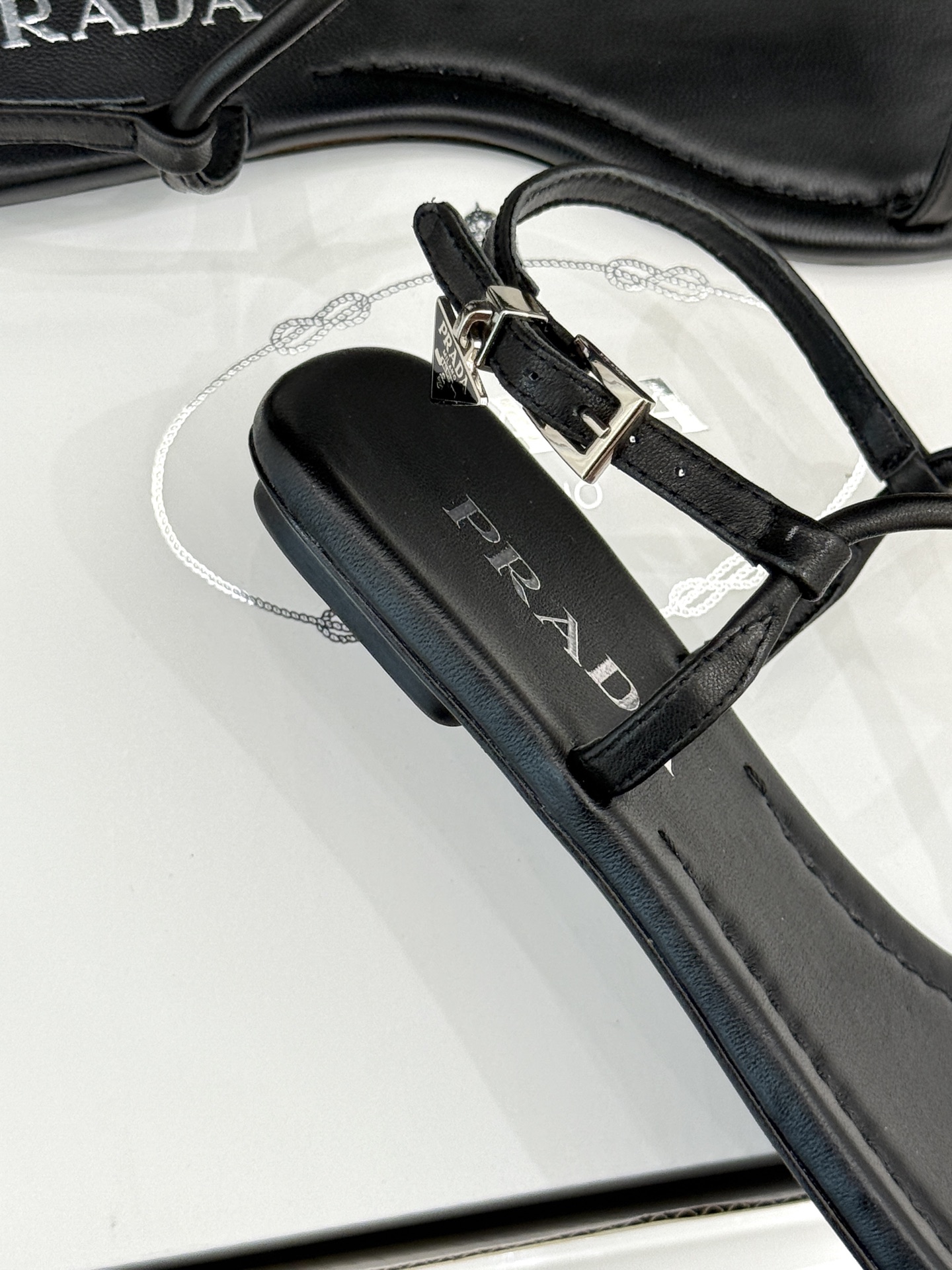 
Prada/普拉达25WF春夏新品
一字带平底凉鞋
简约即时髦 松弛的高级感
感受夏日感高级穿搭~
面