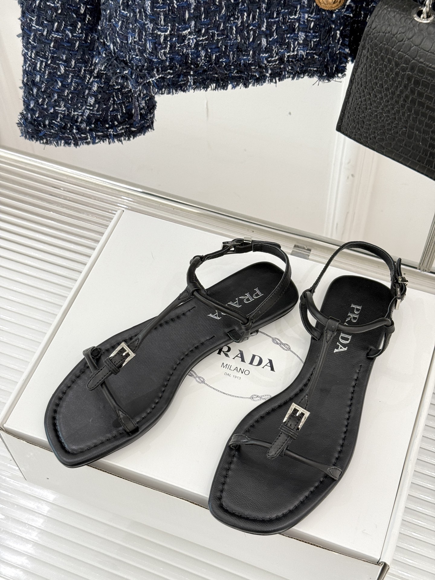 
Prada/普拉达25WF春夏新品
一字带平底凉鞋
简约即时髦 松弛的高级感
感受夏日感高级穿搭~
面
