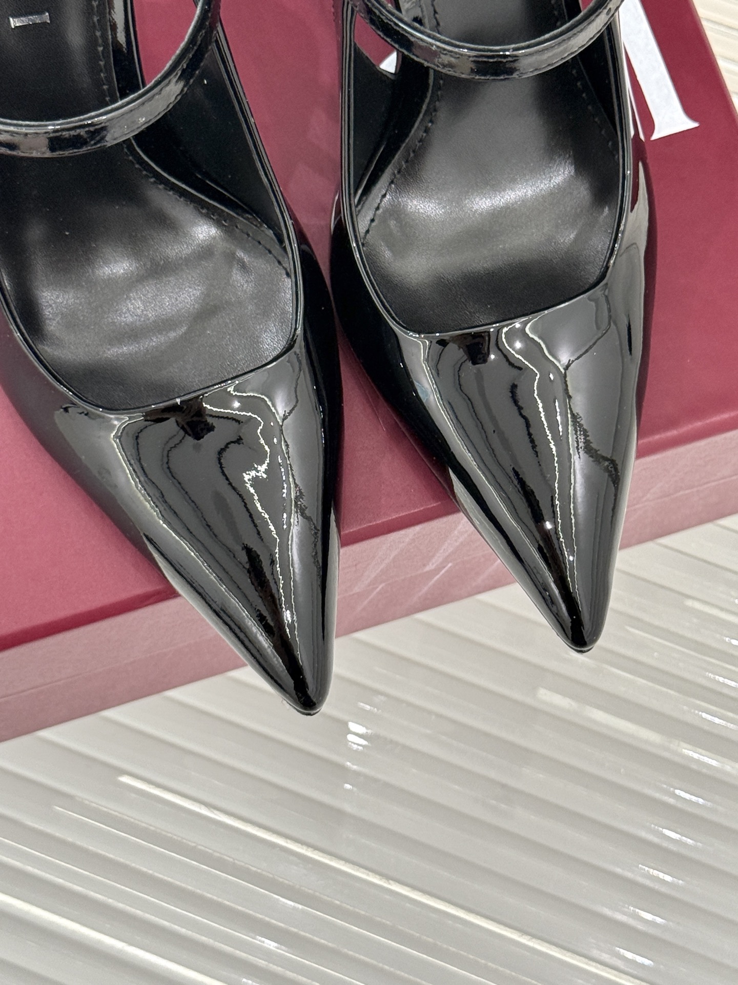 
Gucci/古驰25S夏季新品竹节
金属跟高跟后空凉鞋
仙女风性感竹节跟凉鞋
简约不失个性 上脚舒适
