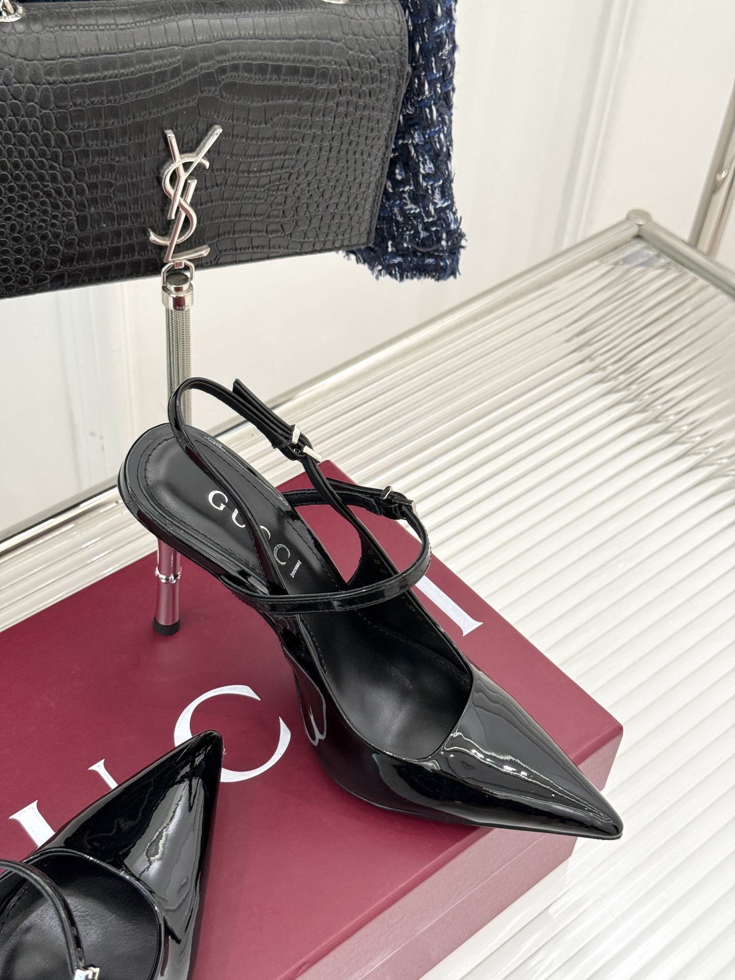 
Gucci/古驰25S夏季新品竹节
金属跟高跟后空凉鞋
仙女风性感竹节跟凉鞋
简约不失个性 上脚舒适
