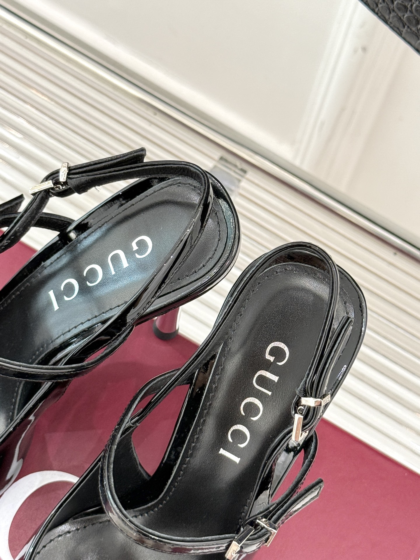 
Gucci/古驰25S夏季新品竹节
金属跟高跟后空凉鞋
仙女风性感竹节跟凉鞋
简约不失个性 上脚舒适

