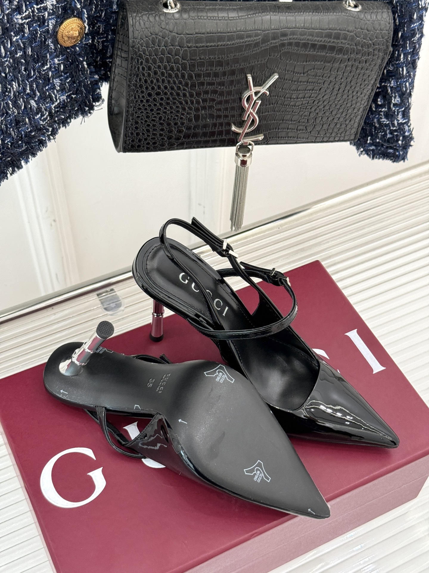 
Gucci/古驰25S夏季新品竹节
金属跟高跟后空凉鞋
仙女风性感竹节跟凉鞋
简约不失个性 上脚舒适

