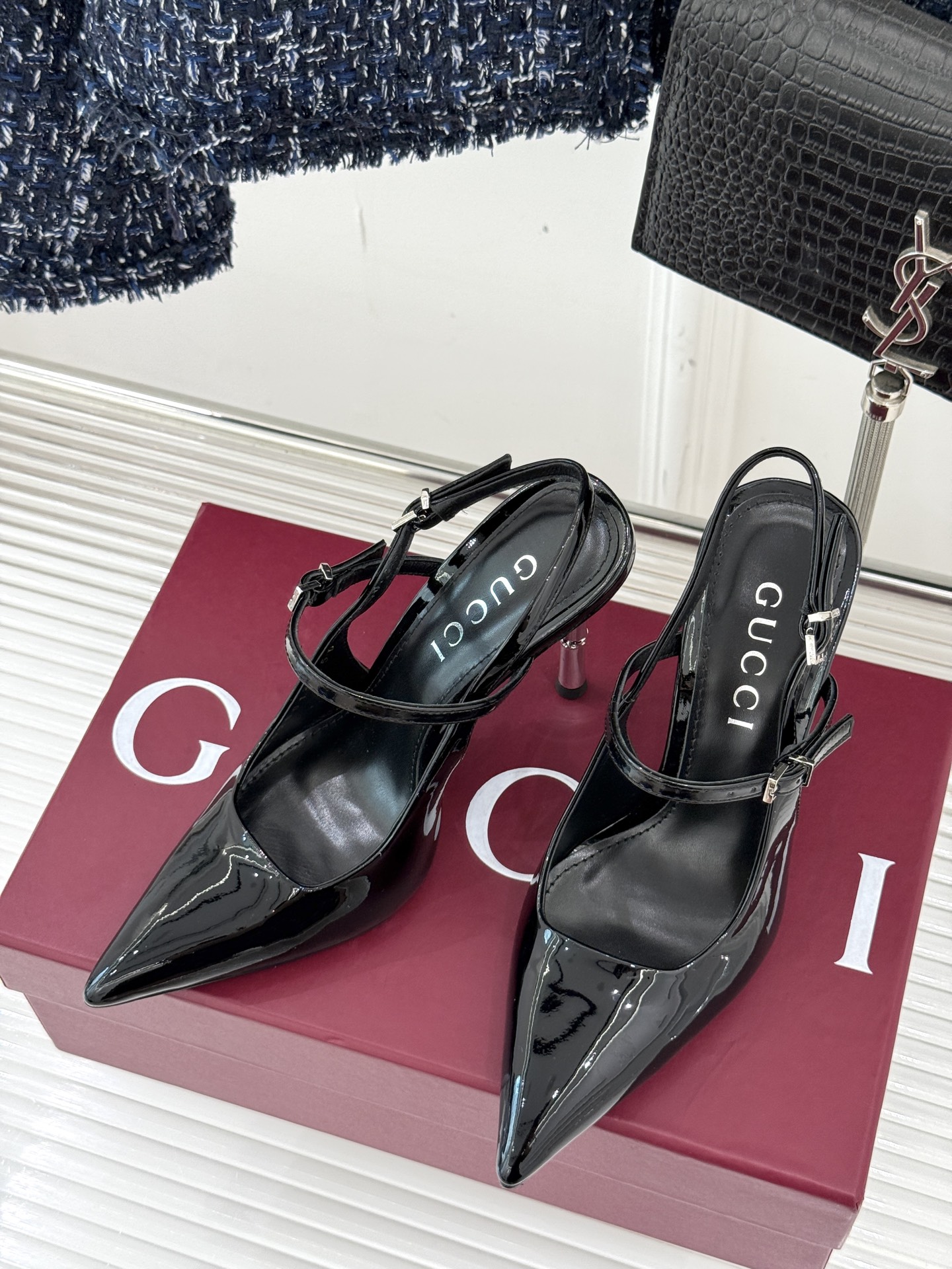 
Gucci/古驰25S夏季新品竹节
金属跟高跟后空凉鞋
仙女风性感竹节跟凉鞋
简约不失个性 上脚舒适
