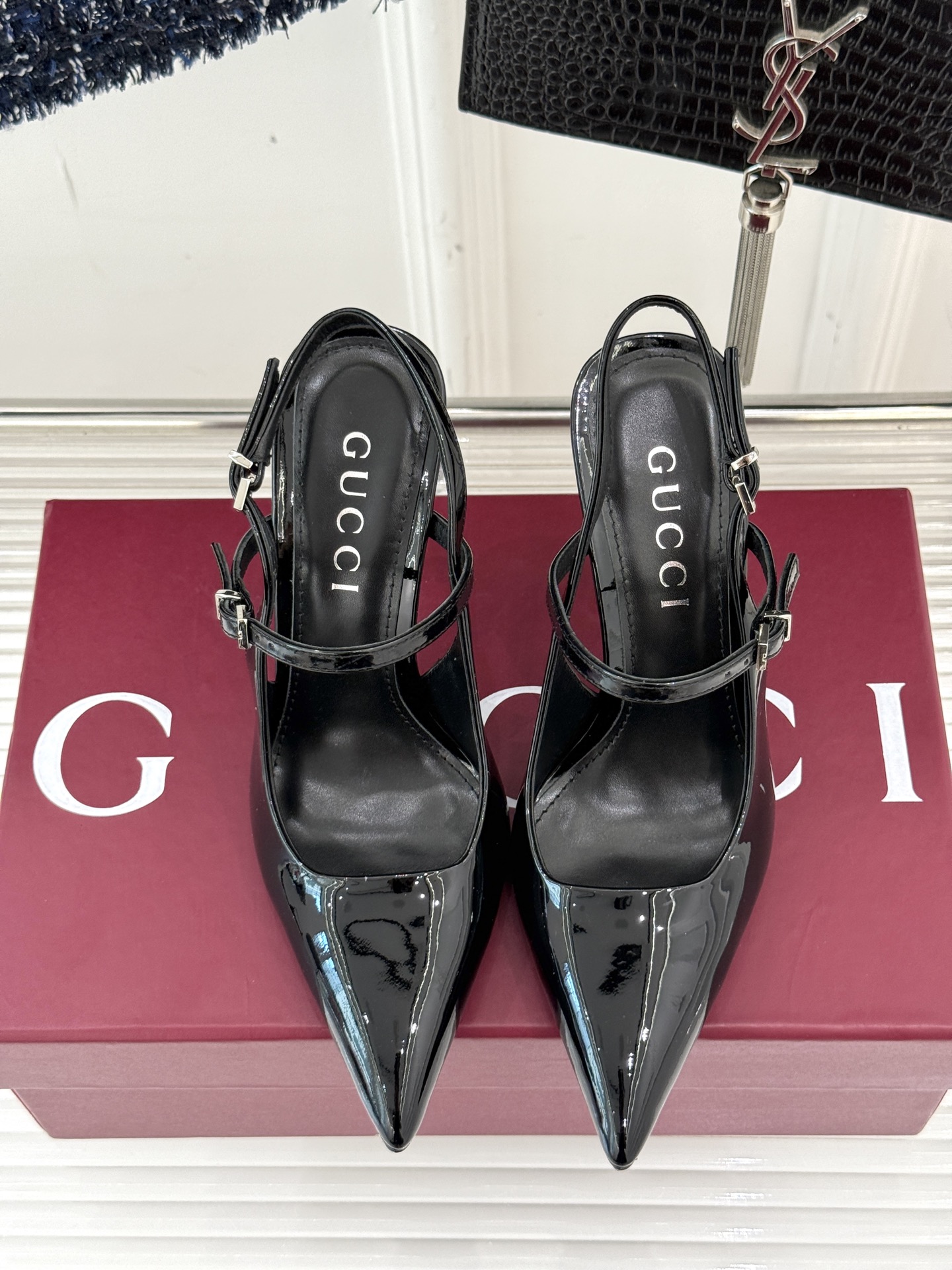 
Gucci/古驰25S夏季新品竹节
金属跟高跟后空凉鞋
仙女风性感竹节跟凉鞋
简约不失个性 上脚舒适
