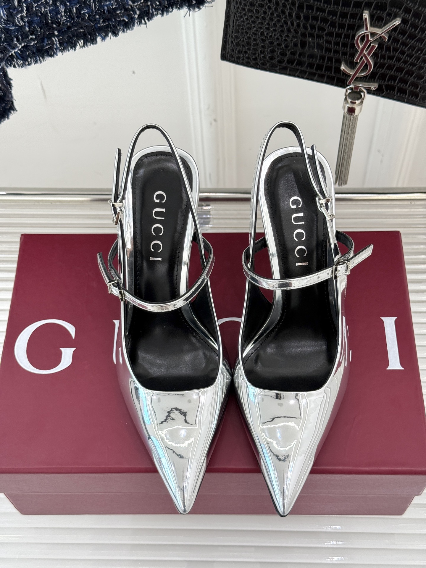 
Gucci/古驰25S夏季新品竹节
金属跟高跟后空凉鞋
仙女风性感竹节跟凉鞋
简约不失个性 上脚舒适
