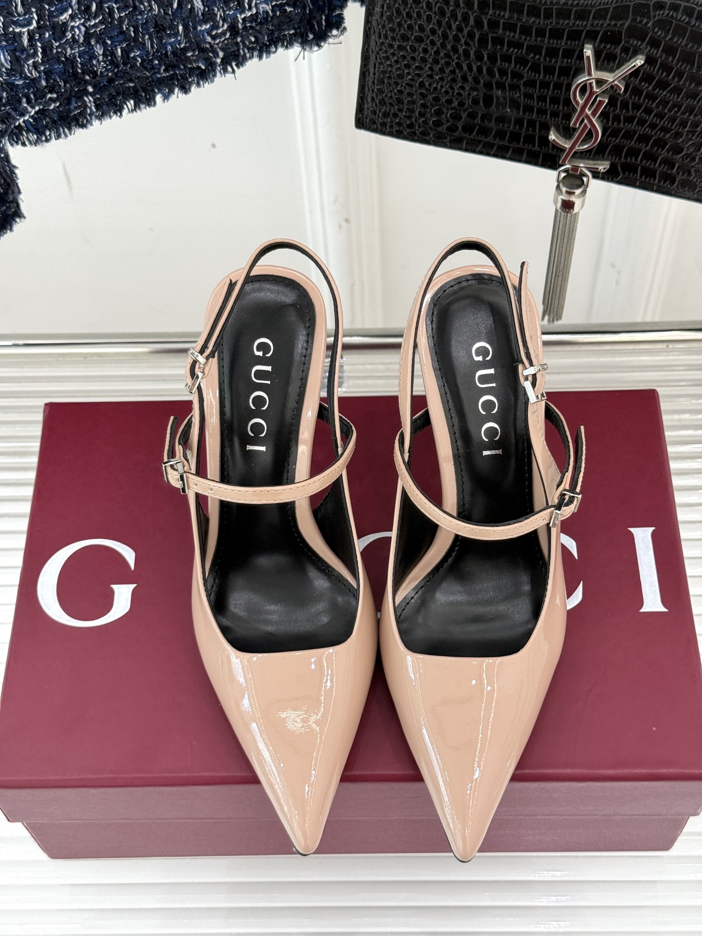 
Gucci/古驰25S夏季新品竹节
金属跟高跟后空凉鞋
仙女风性感竹节跟凉鞋
简约不失个性 上脚舒适
