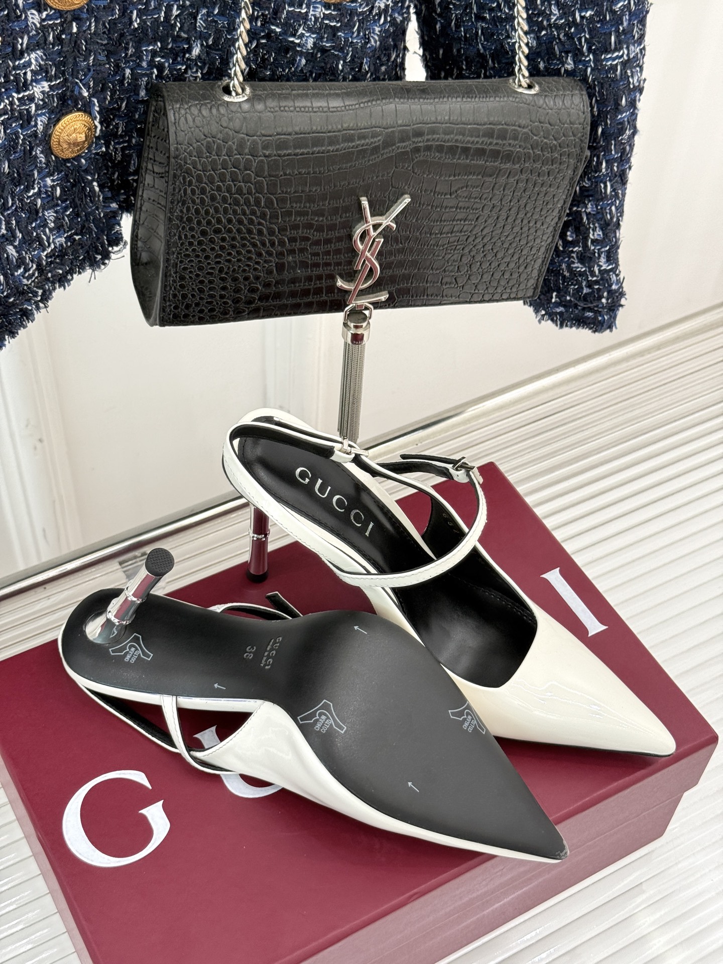 
Gucci/古驰25S夏季新品竹节
金属跟高跟后空凉鞋
仙女风性感竹节跟凉鞋
简约不失个性 上脚舒适
